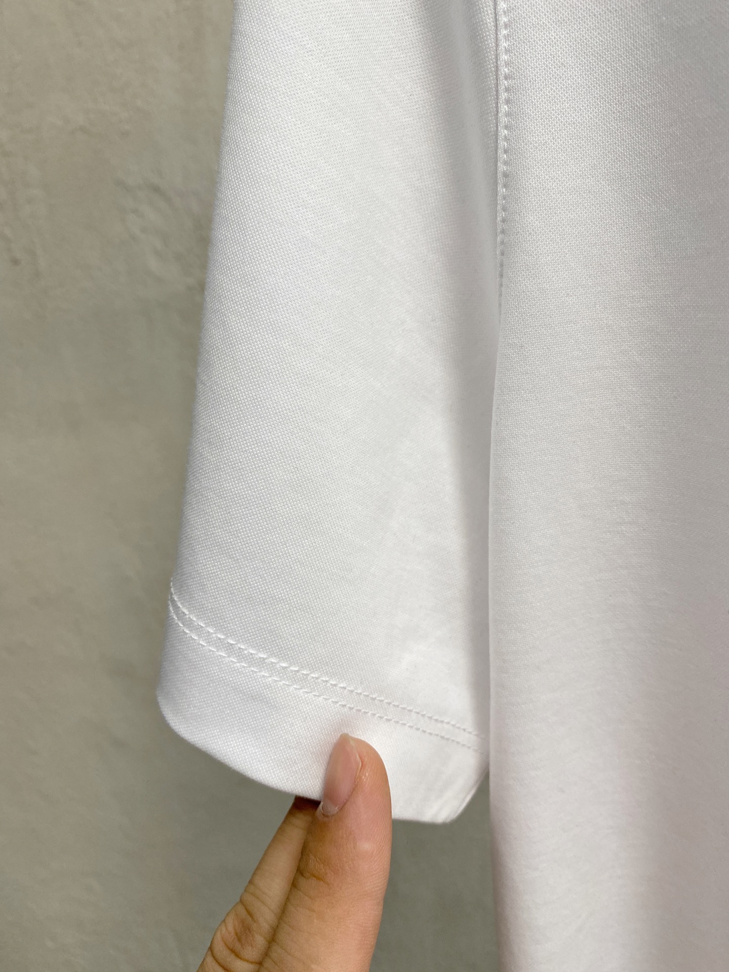  普拉达 2025春夏新款首发专柜最新款圆领短袖 高端订制 设计前卫时尚！品牌logo重工艺设计 高端定