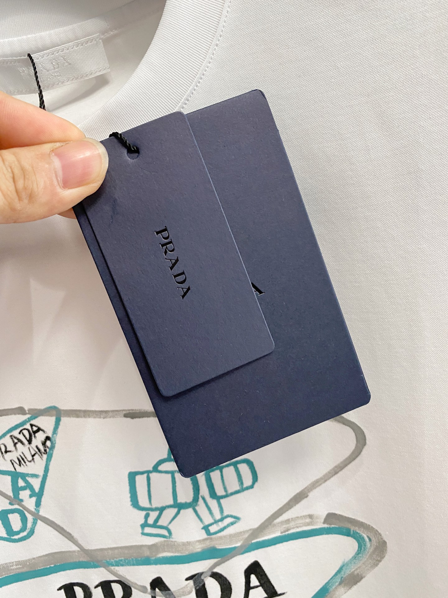  普拉达 2025春夏新款首发专柜最新款圆领短袖 高端订制 设计前卫时尚！品牌logo重工艺设计 高端定