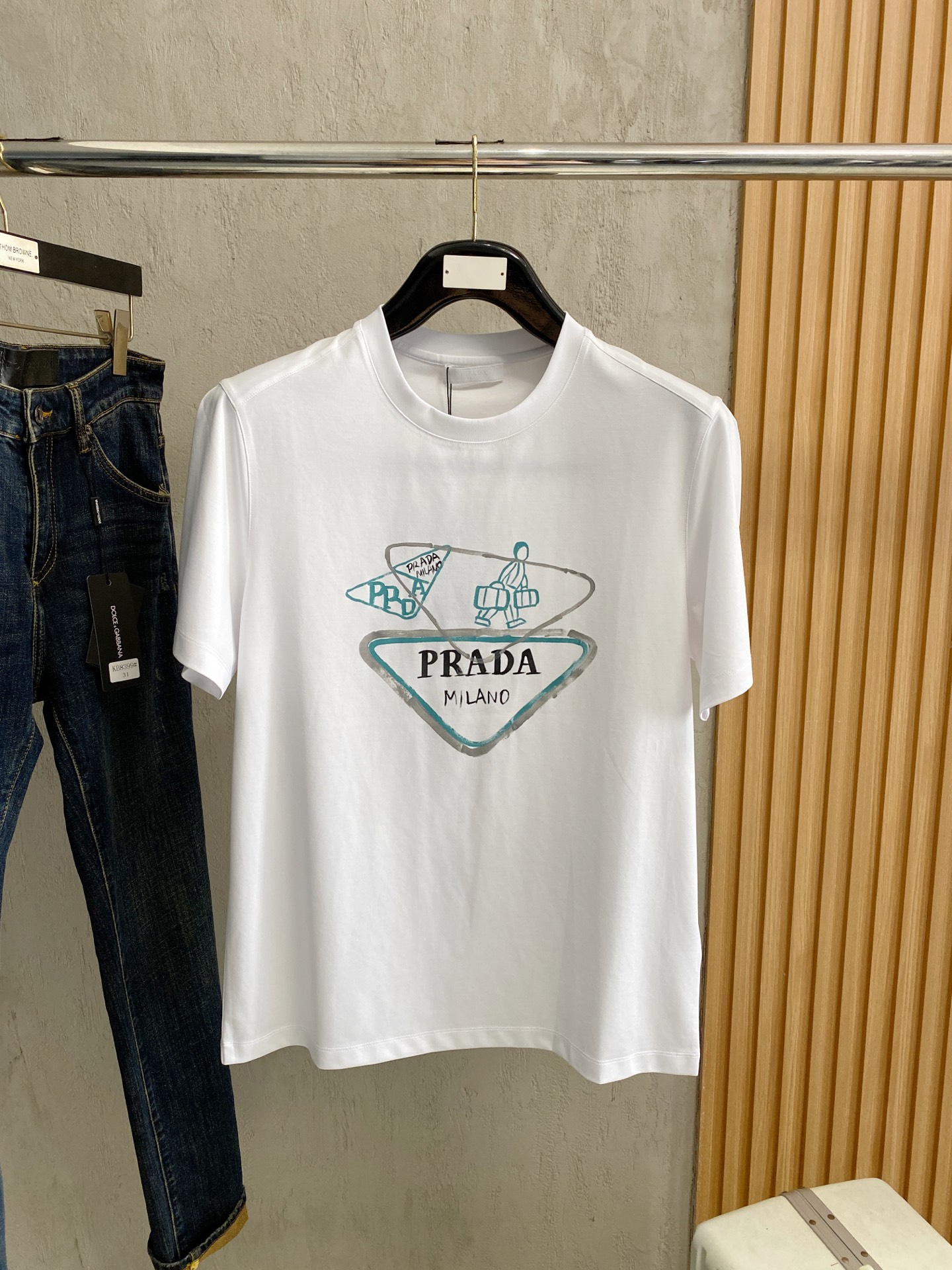  普拉达 2025春夏新款首发专柜最新款圆领短袖 高端订制 设计前卫时尚！品牌logo重工艺设计 高端定