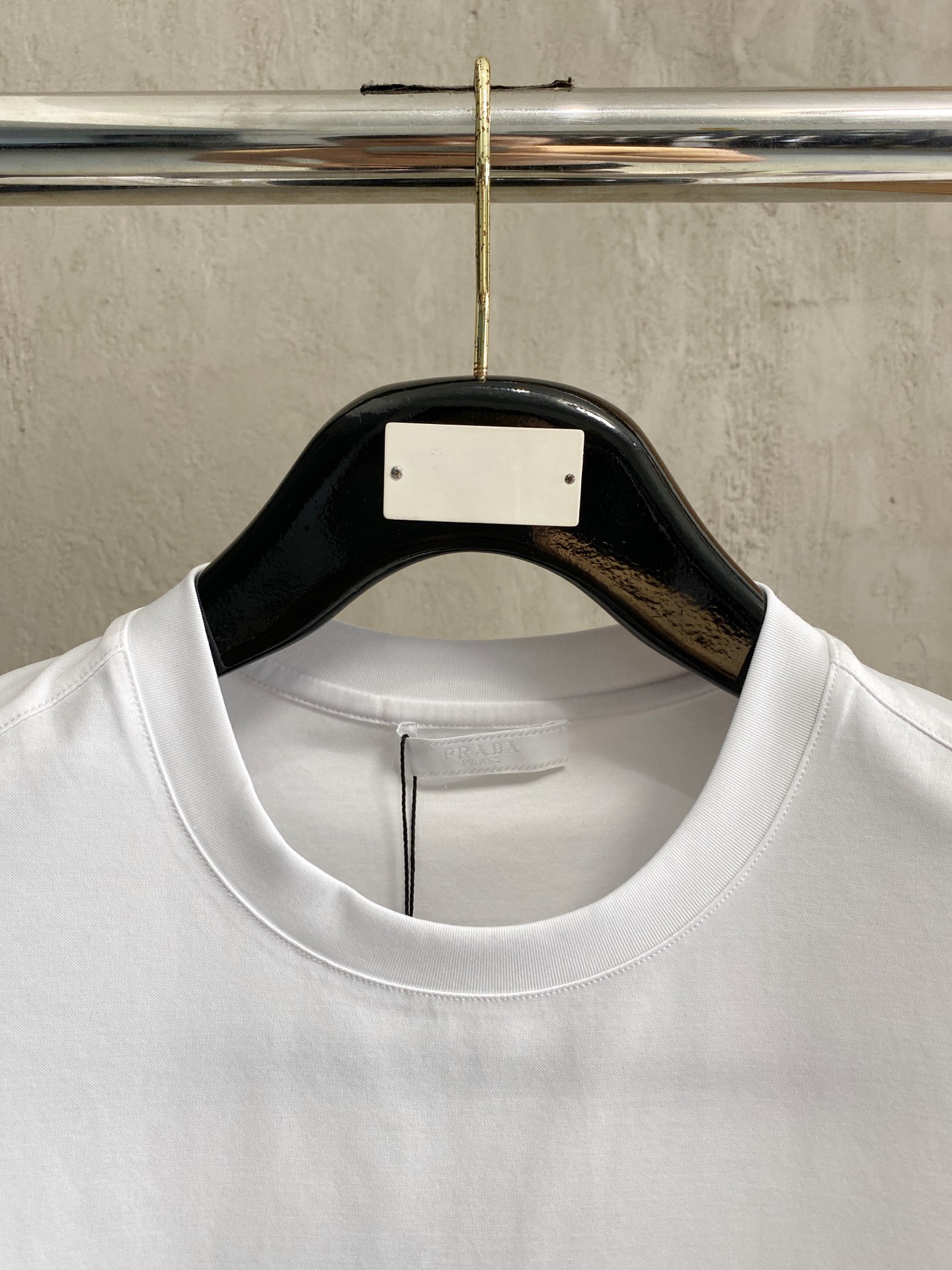  普拉达 2025春夏新款首发专柜最新款圆领短袖 高端订制 设计前卫时尚！品牌logo重工艺设计 高端定