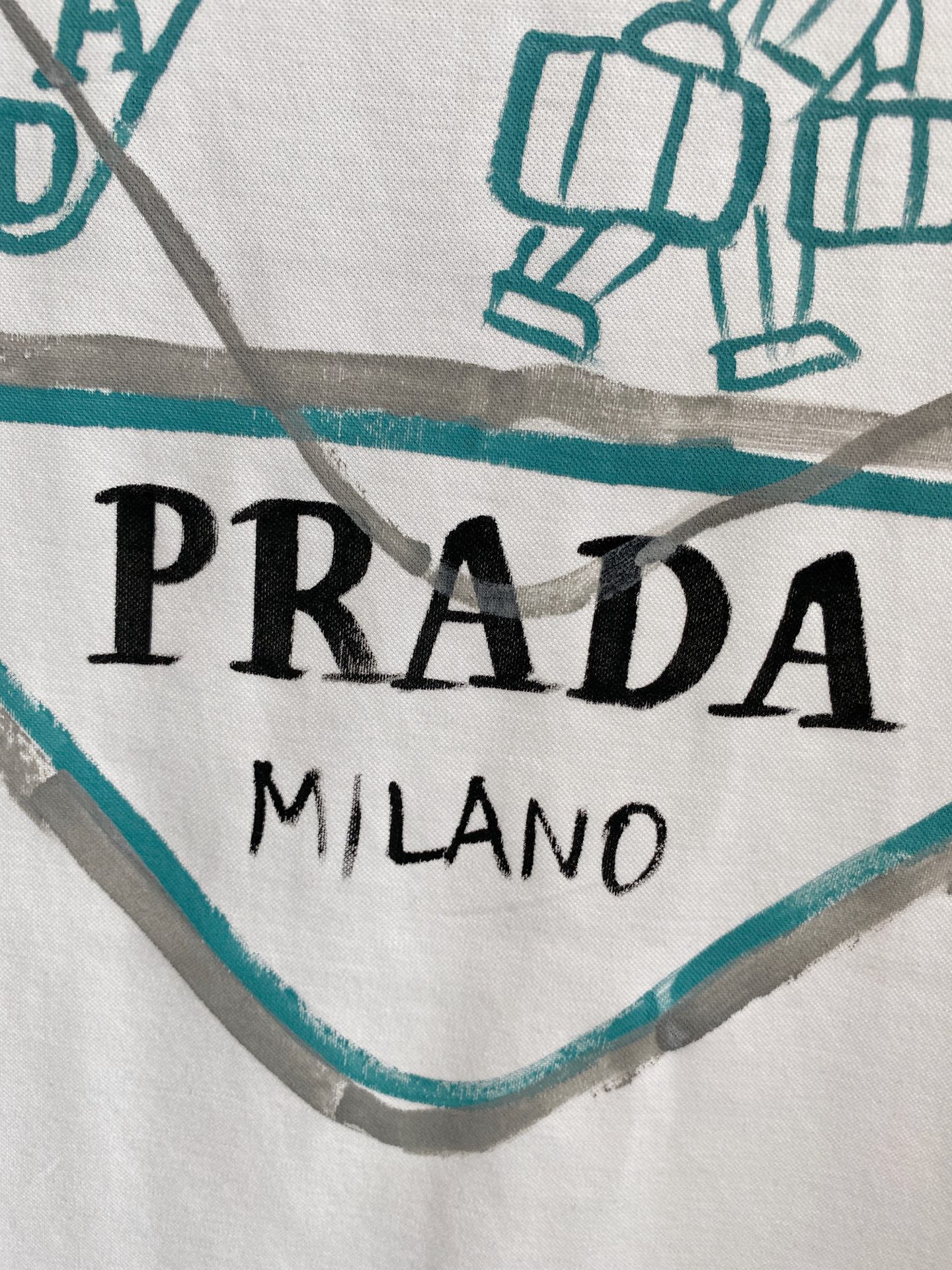  普拉达 2025春夏新款首发专柜最新款圆领短袖 高端订制 设计前卫时尚！品牌logo重工艺设计 高端定