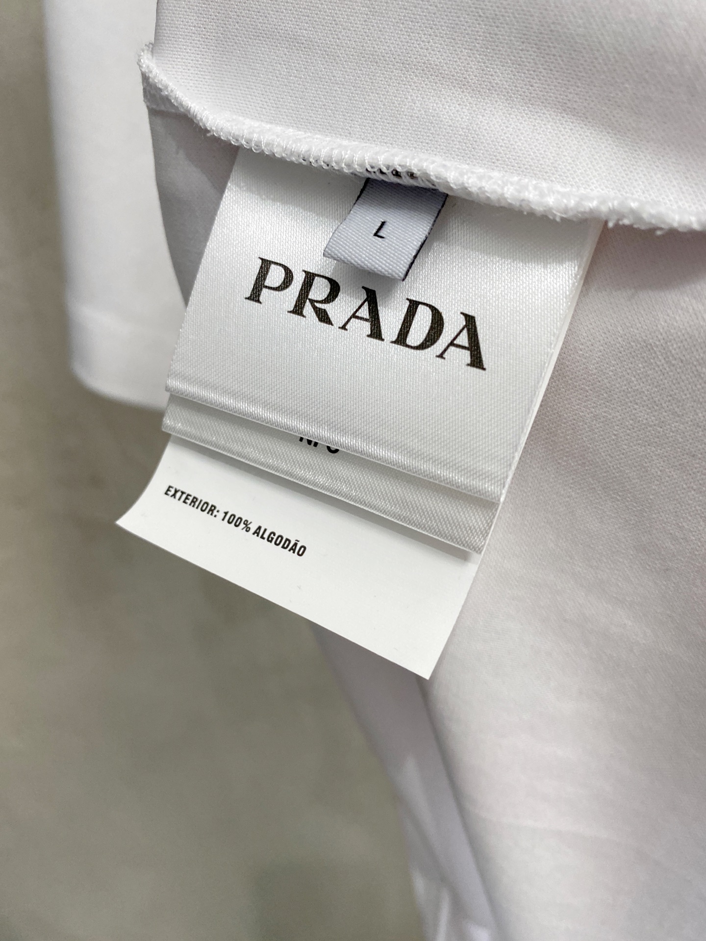  普拉达 2025春夏新款首发专柜最新款圆领短袖 高端订制 设计前卫时尚！品牌logo重工艺设计 高端定