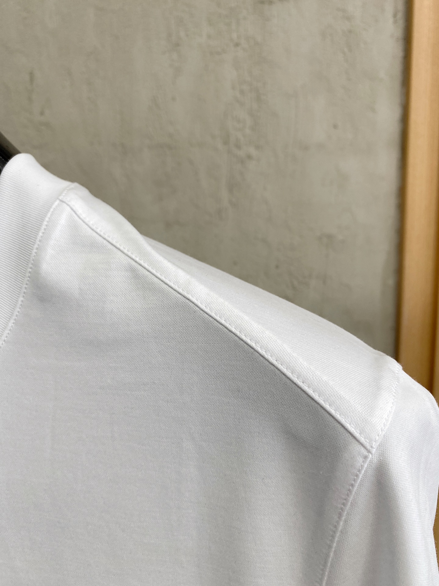  普拉达 2025春夏新款首发专柜最新款圆领短袖 高端订制 设计前卫时尚！品牌logo重工艺设计 高端定