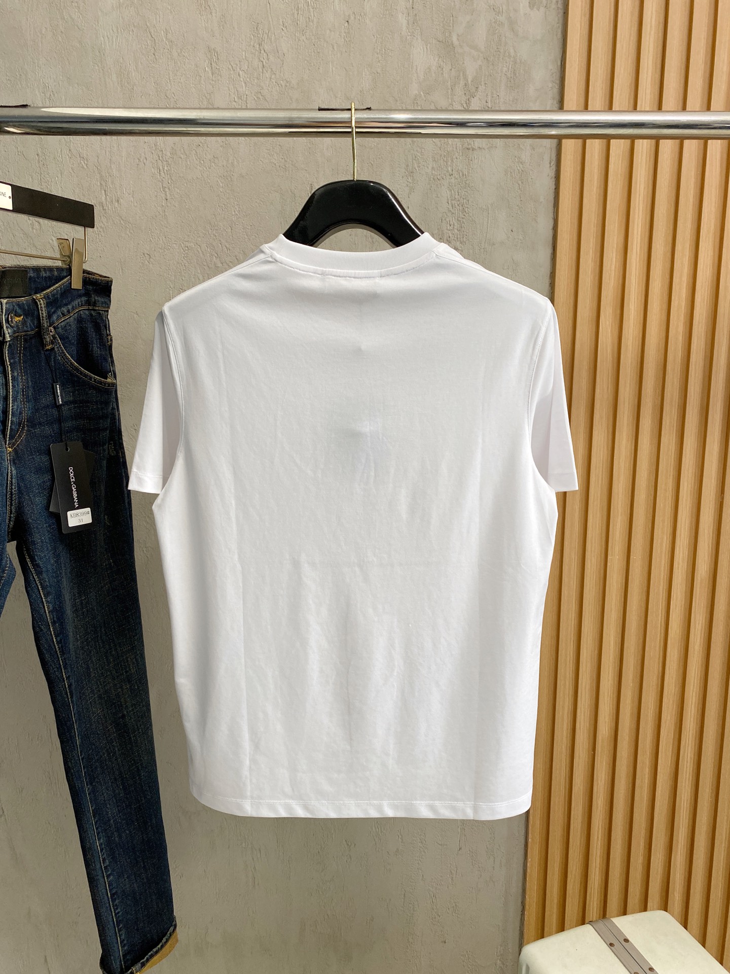  普拉达 2025春夏新款首发专柜最新款圆领短袖 高端订制 设计前卫时尚！品牌logo重工艺设计 高端定