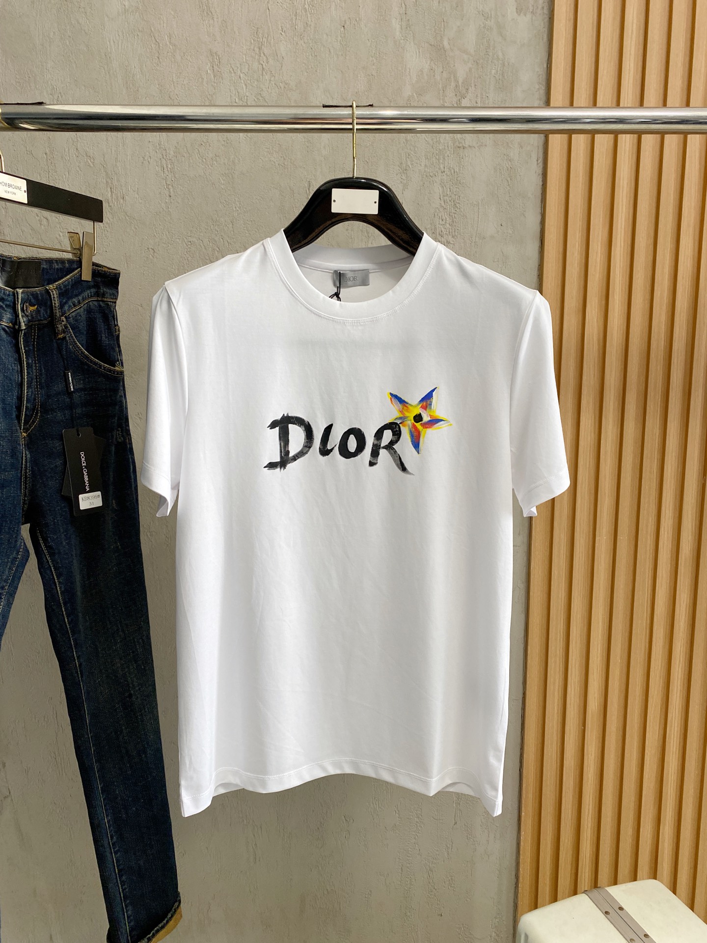 NO:506231,Dior 2025 spring and summer new model first launch counter latest round neck short sleeves, high-end customization, avant-garde and fashionable design!  Brand logo heavy craft design, high-end customized 100 double-sided mercerated cotton fabric, soft feel, comfortable to wear, exquisite counter-level car line, fine workmanship, invincible and handsome upper body effect!  A must-have item for handsome men!  Code number M-3xL, dior, T-shirt, alexander wang19860909迪奥 2025春夏新款首发专柜最新款圆领短袖 高端订制 设计前卫时尚！品牌logo重工艺设计 高端定制100支双面丝光棉面料.手感柔软.穿着舒适.专柜级别精致车线.做工精细.上身效果无敌帅气！型男必备单品！码数M-3xL,,dior,T-shirt,alexander wang,Men's clothing