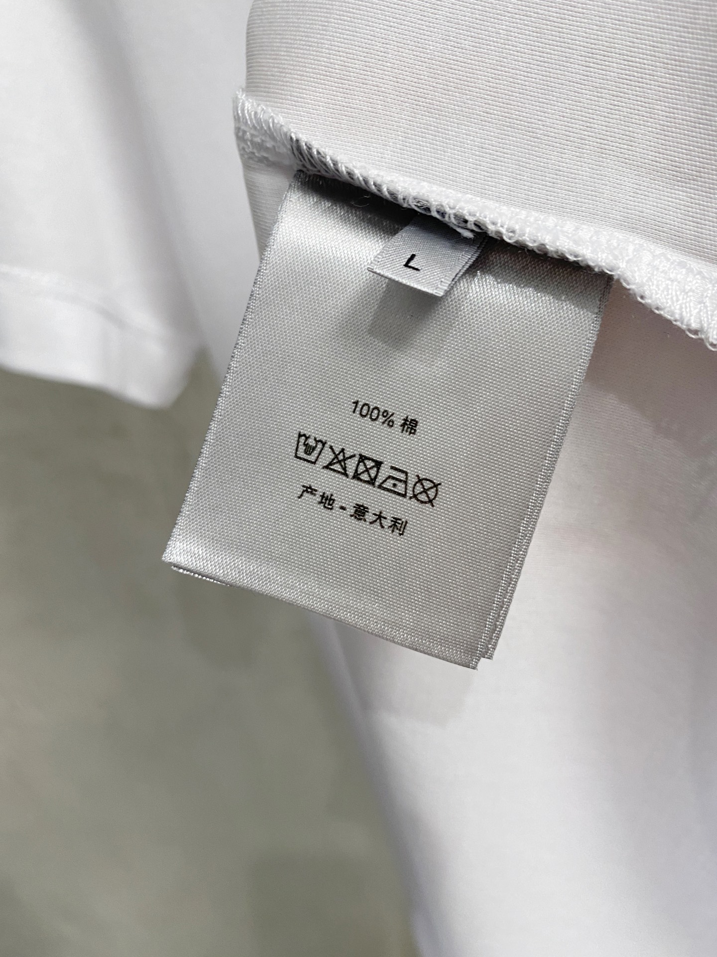  迪奥 2025春夏新款首发专柜最新款圆领短袖 高端订制 设计前卫时尚！品牌logo重工艺设计 高端定制