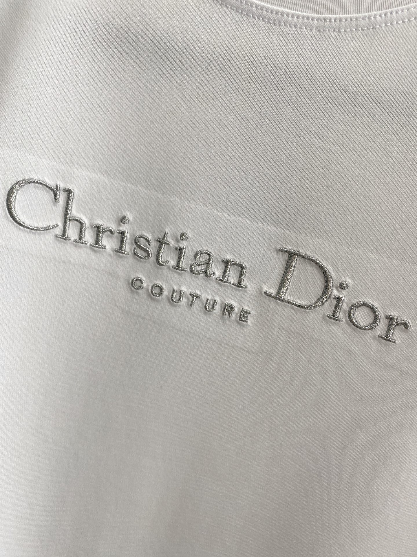  迪奥 2025春夏新款首发专柜最新款圆领短袖 高端订制 设计前卫时尚！品牌logo重工艺设计 高端定制