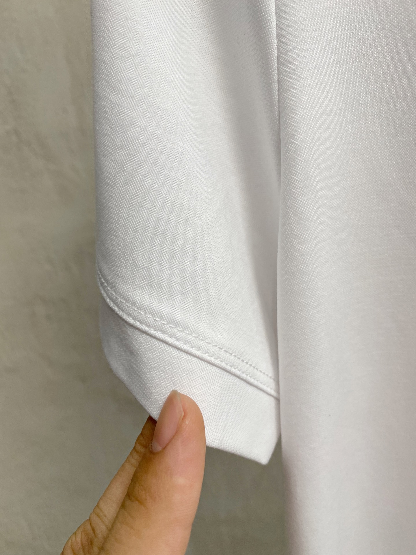  迪奥 2025春夏新款首发专柜最新款圆领短袖 高端订制 设计前卫时尚！品牌logo重工艺设计 高端定制