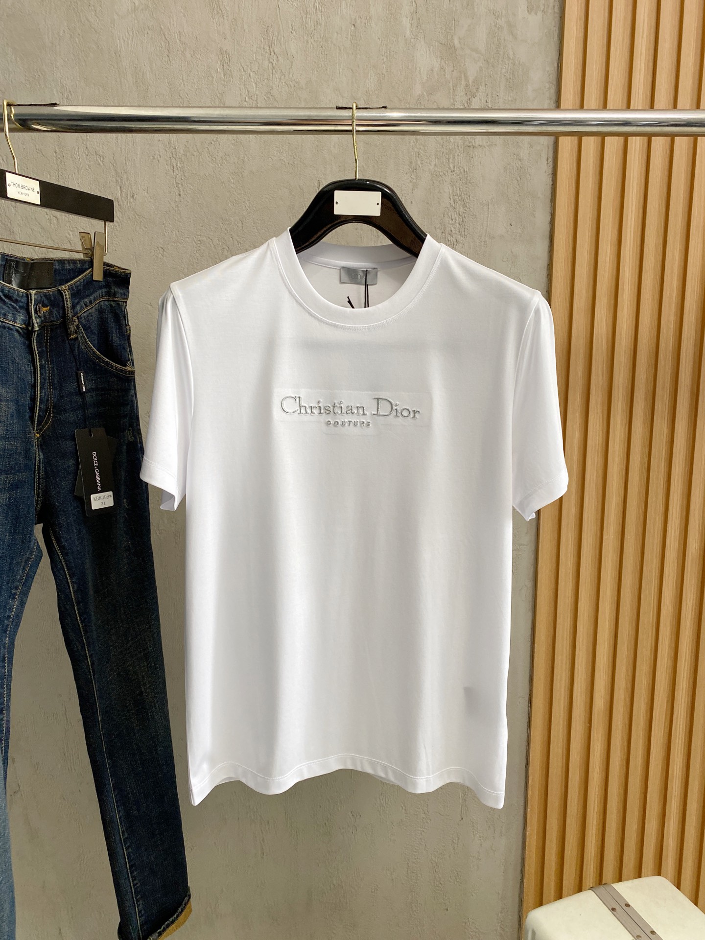 NO:508187,Dior's new spring and summer style first-time counter latest round neck short sleeves, high-end customization, avant-garde and fashionable design!  Brand logo heavy craft design, high-end customized 100 double-sided mercerated cotton fabric, soft feel, comfortable to wear, exquisite counter-level car line, fine workmanship, invincible and handsome upper body effect!  A must-have item for handsome men!  Code number M-3xL, dior, T-shirt, alexander wang19860909迪奥 春夏新款首发专柜最新款圆领短袖 高端订制 设计前卫时尚！品牌logo重工艺设计 高端定制100支双面丝光棉面料.手感柔软.穿着舒适.专柜级别精致车线.做工精细.上身效果无敌帅气！型男必备单品！码数M-3xL,,dior,T-shirt,alexander wang,Men's clothing