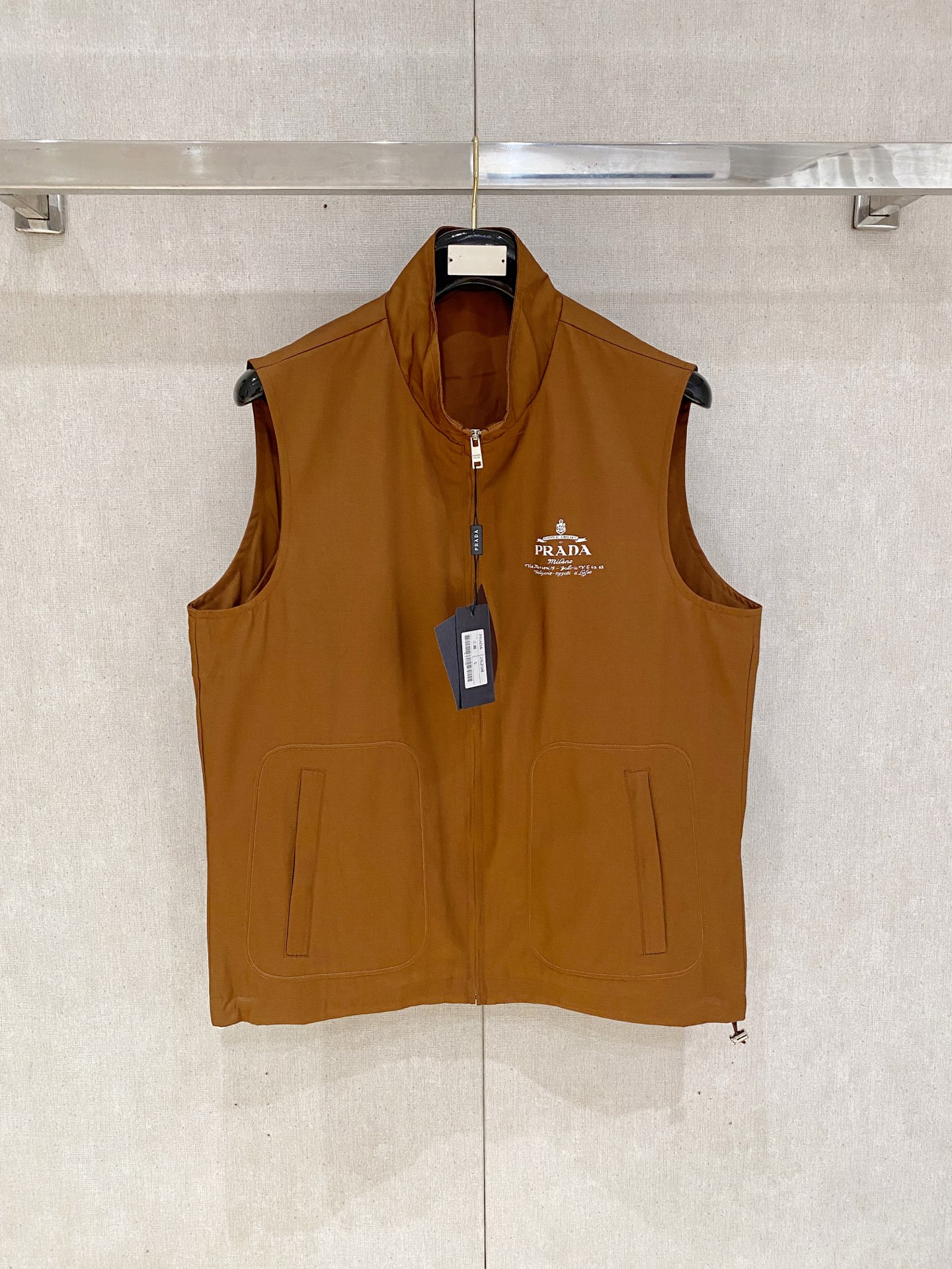 NO:527307,Prada vest jacket 2025 early autumn new hot counter new casual and fashionable jacket, super avant-garde design style, delicate and comfortable, very light and not easy to wrinkle. Multiple craftsmanship The overall design is quite visual, the upper body is casual and stylish, with a certain degree of clarity, absolutely recommended to be at the most cutting-edge temperament of fashion, a must-have for urban casualness. Number of codes M~3XL (48-56) multi-color, prada, jackets & coats, jackets & coats, alexander wang19860909普拉达 马甲 外套 2025早秋新款爆款专柜新款休闲时尚夹克 超前卫设计风格 细腻舒适 穿着非常轻便不易起皱.多重重工艺 整体的设计颇具视觉感,上身休闲有型,有一定的挺括度,绝对走在时尚最尖端的气质感推荐,都市休闲必备. 码数M~3XL（48-56）多颜色,,prada,jackets & coats,jackets & coats,alexander wang,Men's clothing