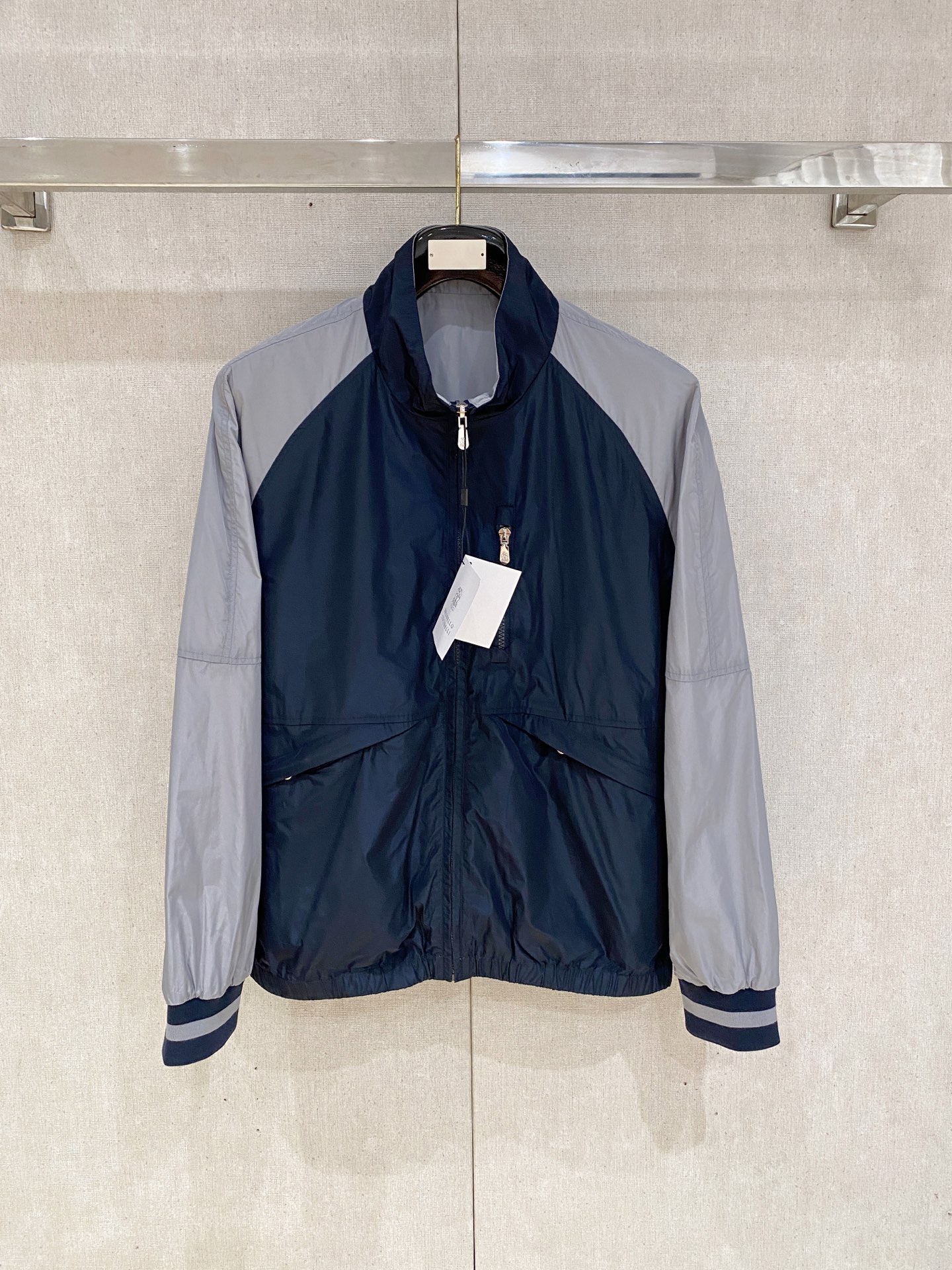 NO:521929,bc High-quality autumn and winter new jacket, the new product on the show is perfect, the memory fabric is comfortable and warm, the color is full and attractive, and the very outstanding design easily advances the sense of fashion. The workmanship is extremely exquisite and rigorous, and the wiring is neat and meticulous!  A masterpiece of a big-name designer!  The upper body doesn't look bloated and super handsome!  Code number M~3XL (48-56) Multi-color, Jackets & coats, Jackets & coats, Alexander wang19860909bc 高品质秋冬新款夹克外套,秀场新品品相非常完美,记忆面料舒适保暖,色泽饱满诱人,非常出彩的设计,轻松将时髦感进阶,做工极为考究严谨,走线工整细致！大牌设计师巨作！上身不显臃肿、超级帅气！ 码数M~3XL（48-56） 多颜色,,jackets & coats,jackets & coats,alexander wang,Men's clothing