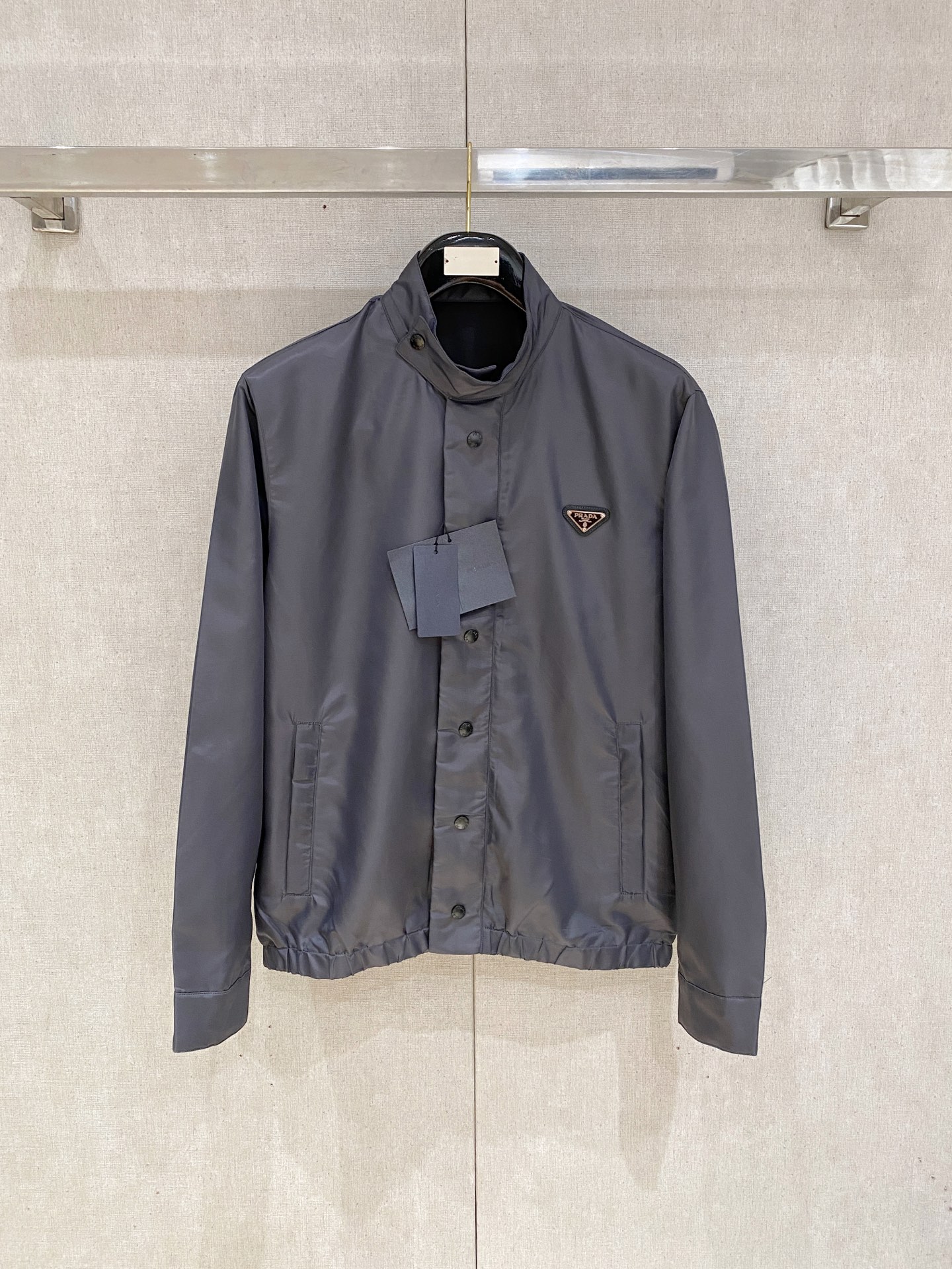 NO:527319,Prada SS autumn and winter new casual jacket, customer-supplied nylon polyester fiber cotton blend material, made of fine-dot knitted, the texture is very clear, the texture is soft and smooth, breathable and comfortable, contrasting color splicing seams, showing an unconventional and free feeling experience, adding a sports and leisure atmosphere. The details of the inner inside are exquisite and neat and flawless, and the classic contrasting threads create a fashionable style of high street. Number M-3XL (48-56) multi-color, prada, jackets & coats, jackets & coats, alexander wang19860909普拉达 SS秋冬新品 休闲夹克外套,客供锦纶聚酯纤维棉混纺材质,器械型细点针织而成,纹理的造就基能非常清晰,质感柔软光滑,透气舒爽,对比色拼接缝制,彰显不拘一格自由自在的感觉体验,增添运动休闲气息.内里细节缝线精致工整无暇,经典撞色螺纹,缔造高街时尚的造型范儿. 码数M-3XL（48-56）多颜色,,prada,jackets & coats,jackets & coats,alexander wang,Men's clothing