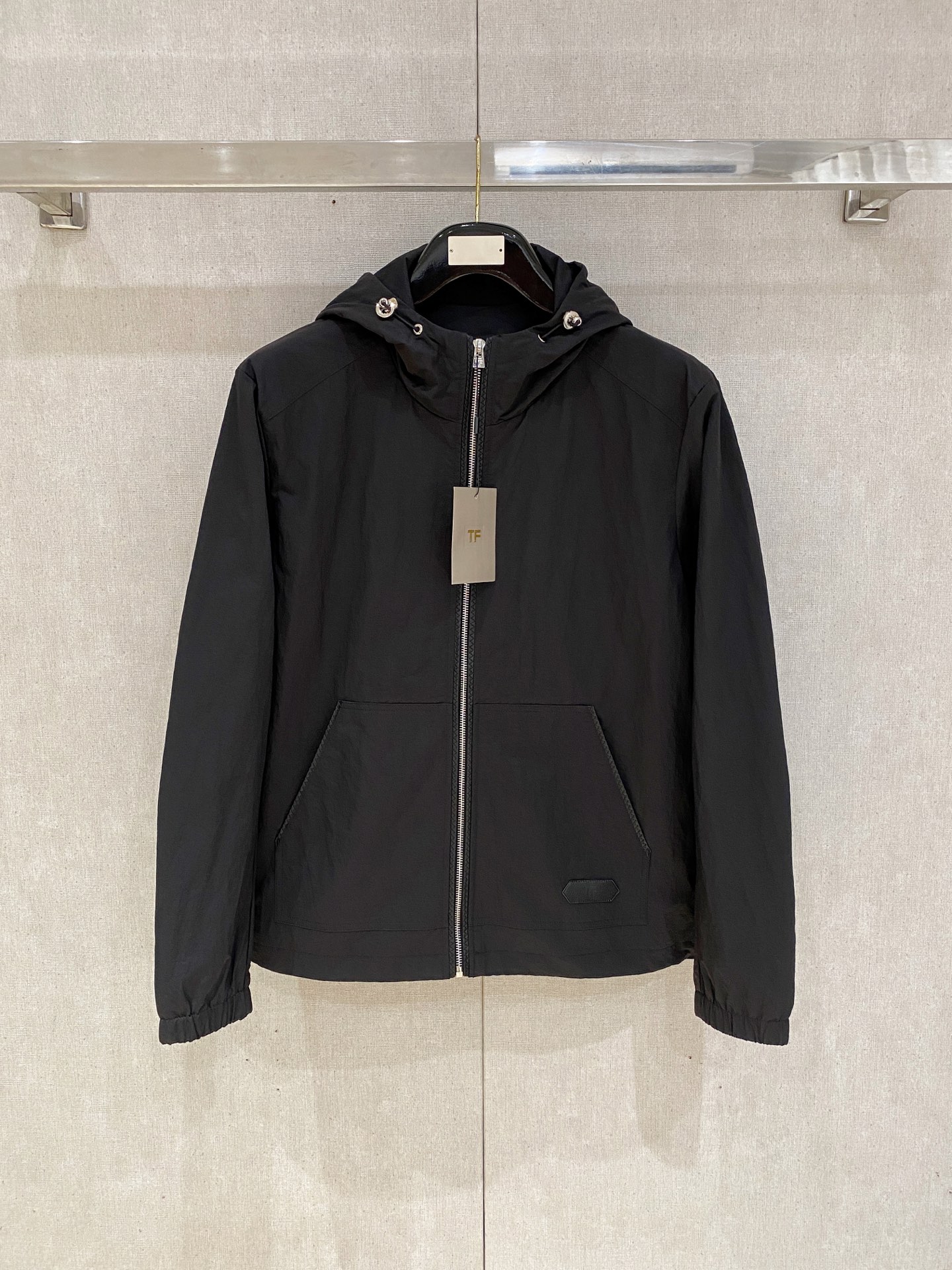 NO:521926,TF high-quality autumn and winter new jacket, the new product on the show is perfect, the memory fabric is comfortable and warm, the color is full and attractive, and the very outstanding design easily advances the sense of fashion. The workmanship is extremely exquisite and rigorous, and the wiring is neat and meticulous!  A masterpiece of a big-name designer!  The upper body doesn't look bloated and super handsome!  Code number M~3XL (48-56) Multi-color,,tom ford,jackets & coats,jackets & coats,alexander wang19860909TF 高品质秋冬新款夹克外套,秀场新品品相非常完美,记忆面料舒适保暖,色泽饱满诱人,非常出彩的设计,轻松将时髦感进阶,做工极为考究严谨,走线工整细致！大牌设计师巨作！上身不显臃肿、超级帅气！ 码数M~3XL（48-56） 多颜色,,tom ford,jackets & coats,jackets & coats,alexander wang,Men's clothing