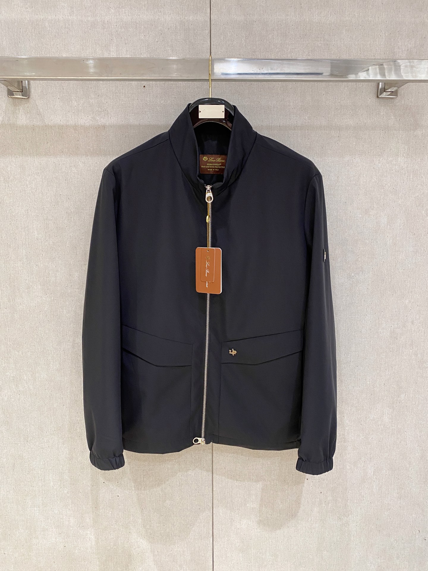 NO:527322,LP 1924SS autumn and winter new product casual jacket, customer-supplied nylon polyester fiber cotton blend material, made of fine-dot knitted, the texture is very clear, the texture is soft and smooth, breathable and comfortable, contrasting color splicing seams, showing an unconventional and free feeling experience, adding a sports and leisure atmosphere. The details of the inner inside are exquisite and neat and flawless, and the classic contrasting threads create a fashionable style of high street. Number M-3XL (48-56) multi-color, loro piano, jackets & coats, jackets & coats, alexander wang19860909LP 1924SS秋冬新品 休闲夹克外套,客供锦纶聚酯纤维棉混纺材质,器械型细点针织而成,纹理的造就基能非常清晰,质感柔软光滑,透气舒爽,对比色拼接缝制,彰显不拘一格自由自在的感觉体验,增添运动休闲气息.内里细节缝线精致工整无暇,经典撞色螺纹,缔造高街时尚的造型范儿. 码数M-3XL（48-56）多颜色,,loro piana,jackets & coats,jackets & coats,alexander wang,Men's clothing