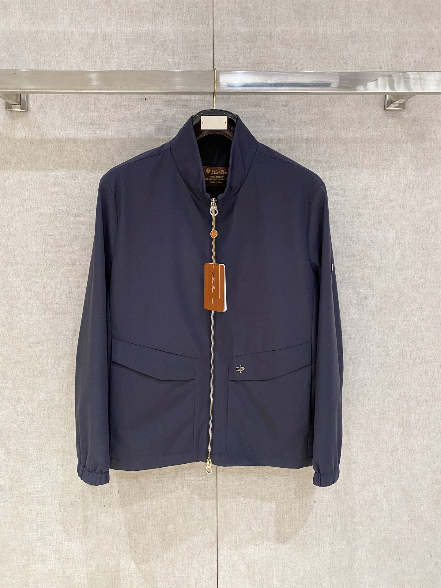 NO:527332,Lp 1924SS autumn and winter new product casual jacket, customer-supplied nylon polyester fiber cotton blend material, made of fine-dot knitted, the texture is very clear, the texture is soft and smooth, breathable and comfortable, contrasting color splicing seams, showing an unconventional and free feeling experience, adding a sports and leisure atmosphere. The inner details are exquisite and neat and flawless, and the classic contrasting threads create a fashionable style of high street. Number M-3XL (48-56) multi-color, loro piano, jackets & coats, jackets & coats, alexander wang19860909Lp 1924SS秋冬新品 休闲夹克外套,客供锦纶聚酯纤维棉混纺材质,器械型细点针织而成,纹理的造就基能非常清晰,质感柔软光滑,透气舒爽,对比色拼接缝制,彰显不拘一格自由自在的感觉体验,增添运动休闲气息.内里细节缝线精致工整无暇,经典撞色螺纹,缔造高街时尚的造型范儿. 码数M-3XL（48-56）多颜色,,loro piana,jackets & coats,jackets & coats,alexander wang,Men's clothing