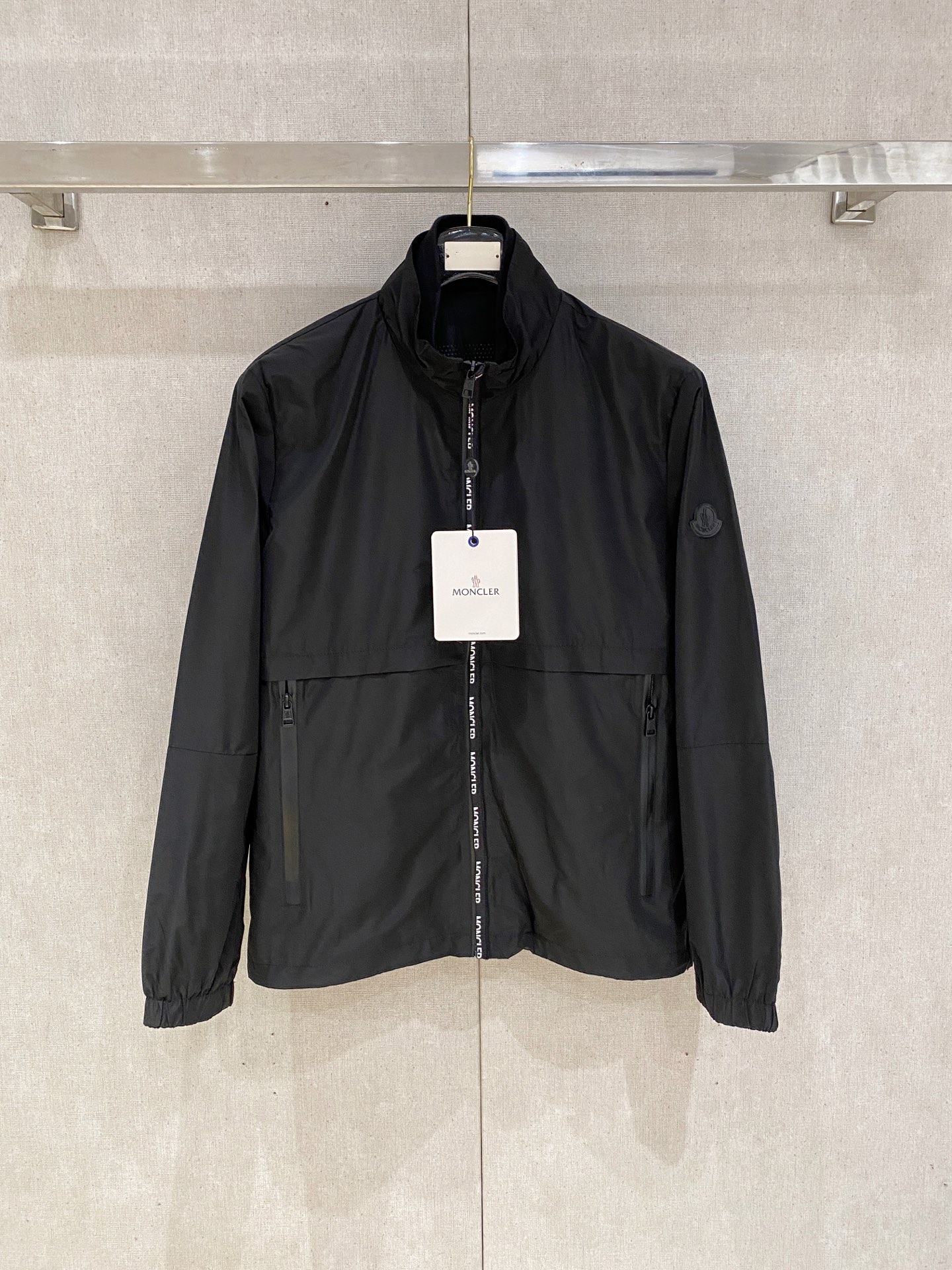 NO:527325,The new product of the hooded SS autumn and winter casual jacket, customer-supplied nylon polyester fiber cotton blend material, made of fine-dotted instruments, the texture is very clear, the texture is soft and smooth, breathable and comfortable, contrasting color splicing seams, showing the unconventional and free feeling experience, adding a sports and leisure atmosphere. The details of the inner inside are exquisite and neat and flawless, and the classic contrasting threads create a fashionable style of high street. The number of code M-3XL (48-56) multi-color, Moncler, jackets & coats, jackets & coats, alexander wang19860909蒙口 SS秋冬新品 休闲夹克外套,客供锦纶聚酯纤维棉混纺材质,器械型细点针织而成,纹理的造就基能非常清晰,质感柔软光滑,透气舒爽,对比色拼接缝制,彰显不拘一格自由自在的感觉体验,增添运动休闲气息.内里细节缝线精致工整无暇,经典撞色螺纹,缔造高街时尚的造型范儿. 码数M-3XL（48-56）多颜色,,Moncler,jackets & coats,jackets & coats,alexander wang,Men's clothing