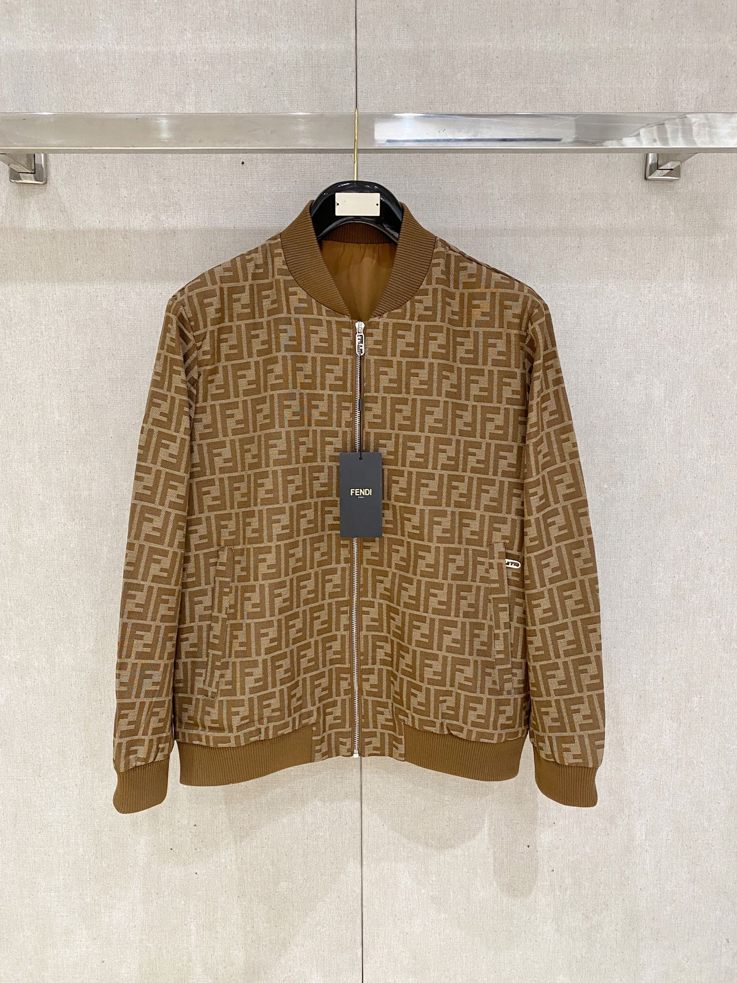 NO:527329,Fendi SS autumn and winter new casual jacket, customer-supplied nylon polyester fiber cotton blend material, made of fine-dotted instruments, the texture is very clear, the texture is soft and smooth, breathable and comfortable, contrasting color splicing seams, showing an unconventional and free feeling experience, adding a sports and leisure atmosphere. The details of the inner inside are exquisite and neat and flawless, and the classic contrasting threads create a fashionable style of high street. Number M-3XL (48-56) multi-color, fendi, jackets & coats, jackets & coats, alexander wang19860909芬迪 SS秋冬新品 休闲夹克外套,客供锦纶聚酯纤维棉混纺材质,器械型细点针织而成,纹理的造就基能非常清晰,质感柔软光滑,透气舒爽,对比色拼接缝制,彰显不拘一格自由自在的感觉体验,增添运动休闲气息.内里细节缝线精致工整无暇,经典撞色螺纹,缔造高街时尚的造型范儿. 码数M-3XL（48-56）多颜色,,fendi,jackets & coats,jackets & coats,alexander wang,Men's clothing