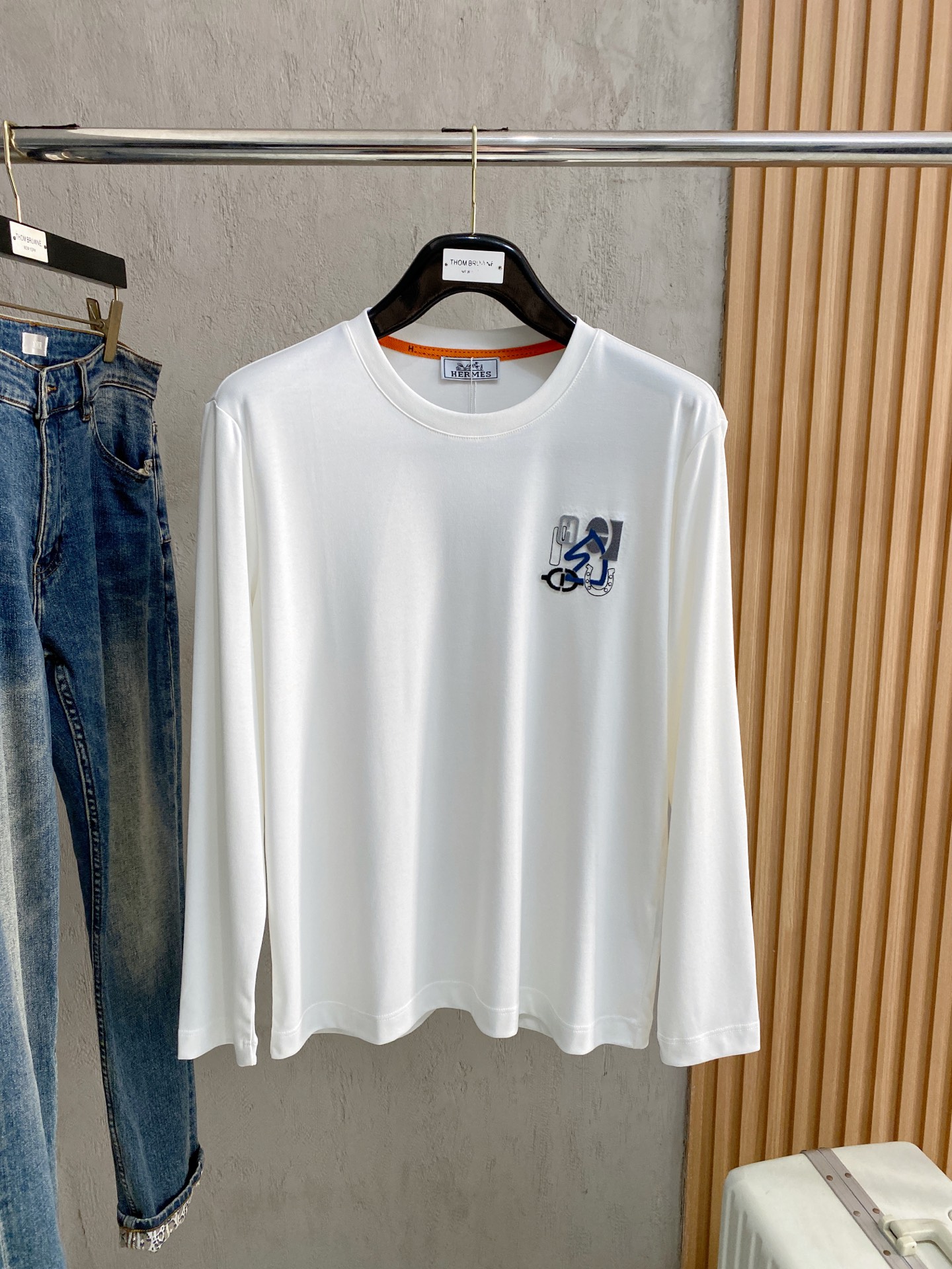 NO:510552,New products in the spring Hermes exclusively for new original single men's Polo long-sleeved high-end customization High-version Fashionable and versatile original imported cotton fabric Chest logo pattern design Super soft and delicate touch, skin-friendly and comfortable to wear High-end boutique OEM factory fine-made top body very good Men's essential items Complete three standards Number M-4xl Multi-color, Hermes, alexander wang19860909开春新品 爱马仕 独家专供新款原单男士Polo长袖高端定制 高版本 时尚百搭爆款原版进口纯棉面料 胸前logo图案设计 手感超柔软细腻 穿着亲肤舒适 高端精品 代工厂精细做上身非常赞 男士必备单品 三标齐全 码数M-4xl 多颜色,,hermes,alexander wang,Men's clothing