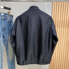 普拉达 2024SS秋冬新品休闲夹克外套,客供锦纶聚酯纤维棉混纺材质,器械型细点针织而成,纹理的造就基能 普拉达 2024SS秋冬新品休闲夹克外套,客供锦纶聚酯纤维棉混纺材质,器械型细点针织而成,纹理的造就基能
