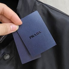普拉达 2024SS秋冬新品休闲夹克外套,客供锦纶聚酯纤维棉混纺材质,器械型细点针织而成,纹理的造就基能 普拉达 2024SS秋冬新品休闲夹克外套,客供锦纶聚酯纤维棉混纺材质,器械型细点针织而成,纹理的造就基能