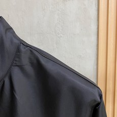 普拉达 2024SS秋冬新品休闲夹克外套,客供锦纶聚酯纤维棉混纺材质,器械型细点针织而成,纹理的造就基能 普拉达 2024SS秋冬新品休闲夹克外套,客供锦纶聚酯纤维棉混纺材质,器械型细点针织而成,纹理的造就基能