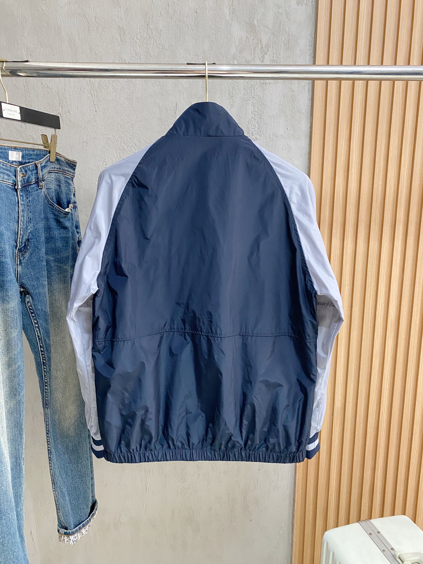 bc 2024SS秋冬新品休闲夹克外套，客供锦纶聚酯纤维棉混纺材质，器械型细点针织而成，纹理的造就基能非