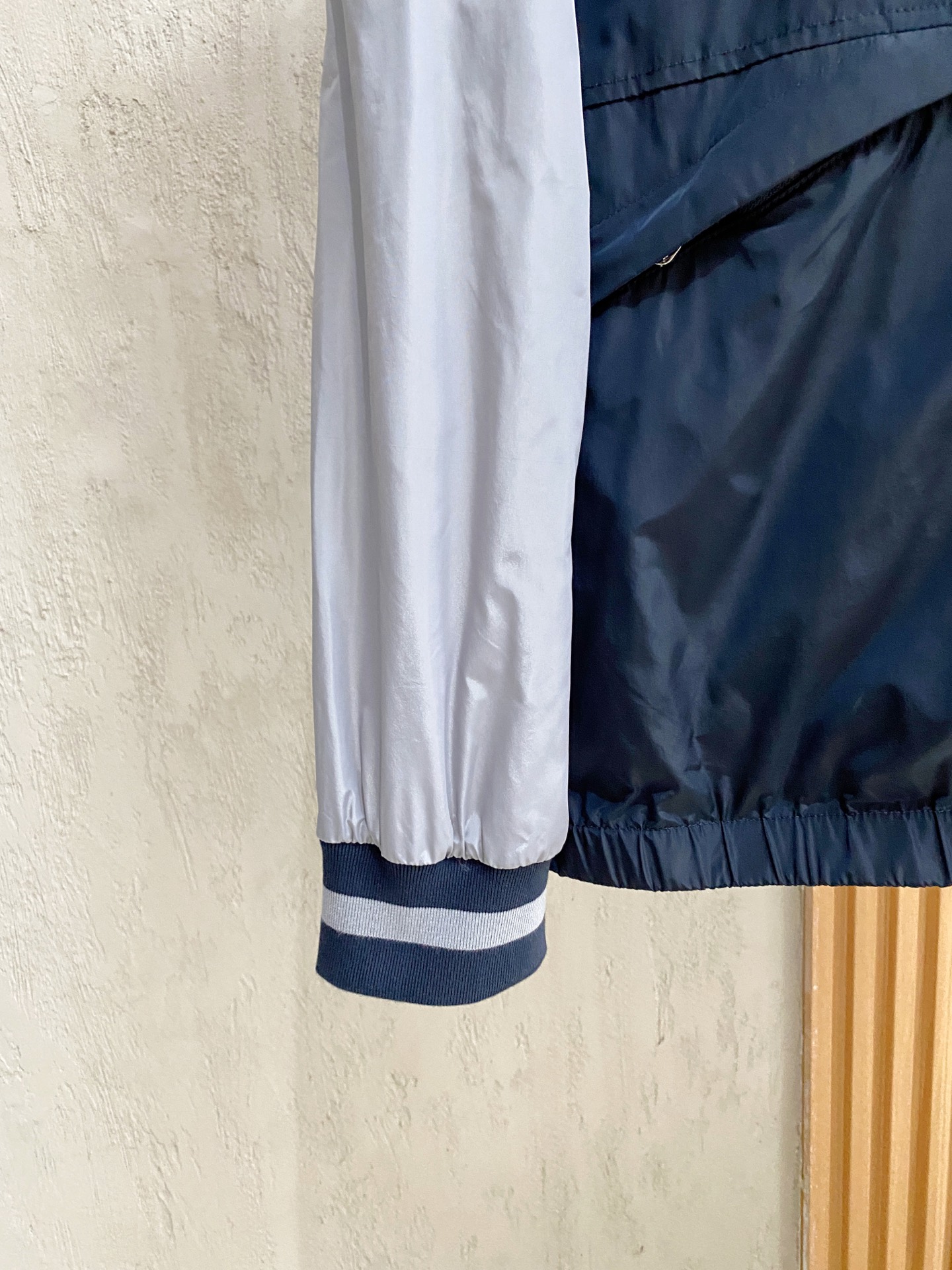 bc 2024SS秋冬新品休闲夹克外套，客供锦纶聚酯纤维棉混纺材质，器械型细点针织而成，纹理的造就基能非