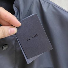 普拉达 2024SS秋冬新品休闲夹克外套,客供锦纶聚酯纤维棉混纺材质,器械型细点针织而成,纹理的造就基能 普拉达 2024SS秋冬新品休闲夹克外套,客供锦纶聚酯纤维棉混纺材质,器械型细点针织而成,纹理的造就基能