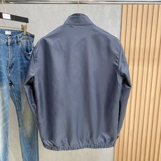 普拉达 2024SS秋冬新品休闲夹克外套,客供锦纶聚酯纤维棉混纺材质,器械型细点针织而成,纹理的造就基能 普拉达 2024SS秋冬新品休闲夹克外套,客供锦纶聚酯纤维棉混纺材质,器械型细点针织而成,纹理的造就基能