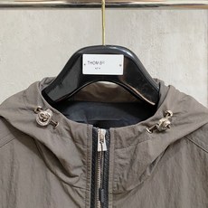 TF 2024SS秋冬新品休闲夹克外套,客供锦纶聚酯纤维棉混纺材质,器械型细点针织而成,纹理的造就基能 TF 2024SS秋冬新品休闲夹克外套,客供锦纶聚酯纤维棉混纺材质,器械型细点针织而成,纹理的造就基能