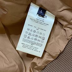 芬迪 2024SS秋冬新品休闲夹克外套,客供锦纶聚酯纤维棉混纺材质,器械型细点针织而成,纹理的造就基能非 芬迪 2024SS秋冬新品休闲夹克外套,客供锦纶聚酯纤维棉混纺材质,器械型细点针织而成,纹理的造就基能非