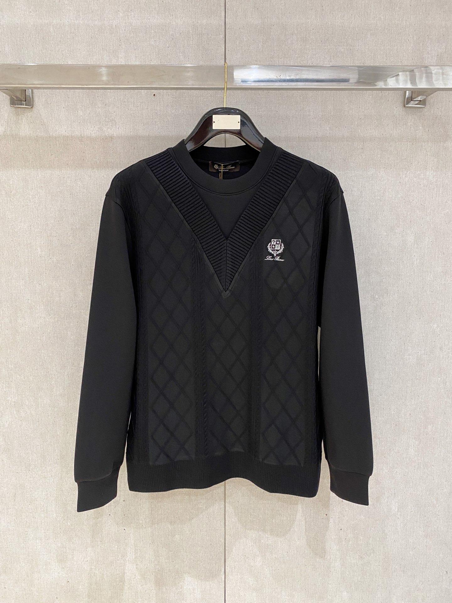 NO:606455,Top quality>On sale simultaneously on the official website of the counter! The accessories are all original and custom-made, genuine orders from trading companies. Advanced custom-made imported fabrics, extracted from natural plant fibers, are lighter and thinner than ordinary cotton fabrics, soft to the touch and comfortable to wear. It is not easy to irritate the skin at all. The fabric has good hygroscopicity and breathability. Size: 48-56, alexander wang19860909顶级品质>专柜官网同步发售！辅料全部原版定制出品,贸易公司真品订单.高级定制进口面料,以天然植物纖維提炼出来,比一般棉织物轻薄 手感柔软,穿着舒适 完全不易有刺激皮肤 面料吸湿性、透气性良好 尺码: 48-56,,alexander wang,Men's clothing