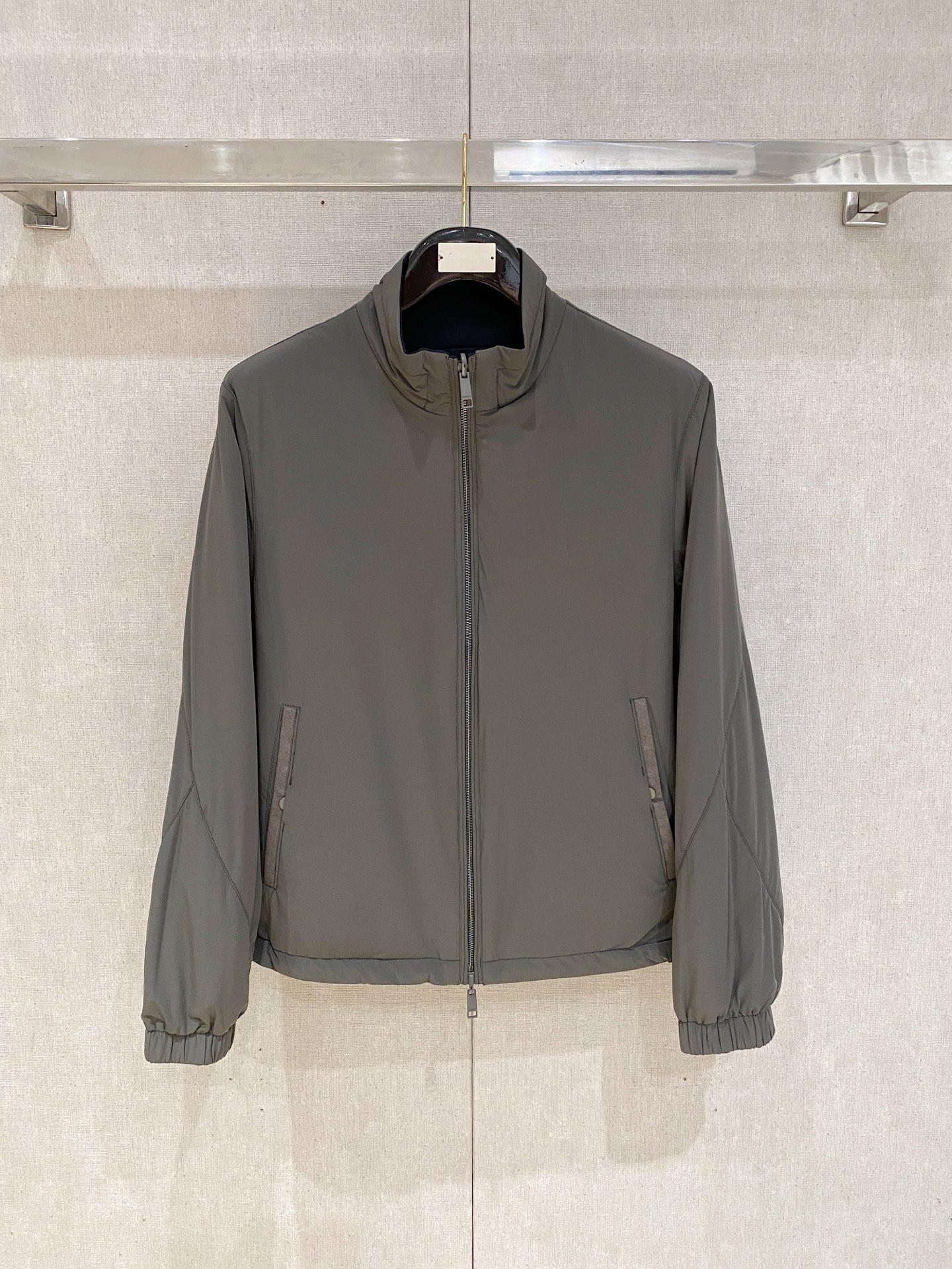 NO:596812,Ermenegildo Zegna, top quality>On sale simultaneously on the official website of the counter! The accessories are all original and custom-made, genuine orders from trading companies. Advanced custom-made imported fabrics, extracted from natural plant fibers, are lighter and thinner than ordinary cotton fabrics, soft to the touch and comfortable to wear. It is not easy to irritate the skin at all. The fabric has good hygroscopicity and breathability. Size: 48-56, zegna, alexander wang19860909杰尼亚、顶级品质>专柜官网同步发售！辅料全部原版定制出品,贸易公司真品订单.高级定制进口面料,以天然植物纖維提炼出来,比一般棉织物轻薄 手感柔软,穿着舒适 完全不易有刺激皮肤 面料吸湿性、透气性良好 尺码: 48-56,,zegna,alexander wang,Men's clothing