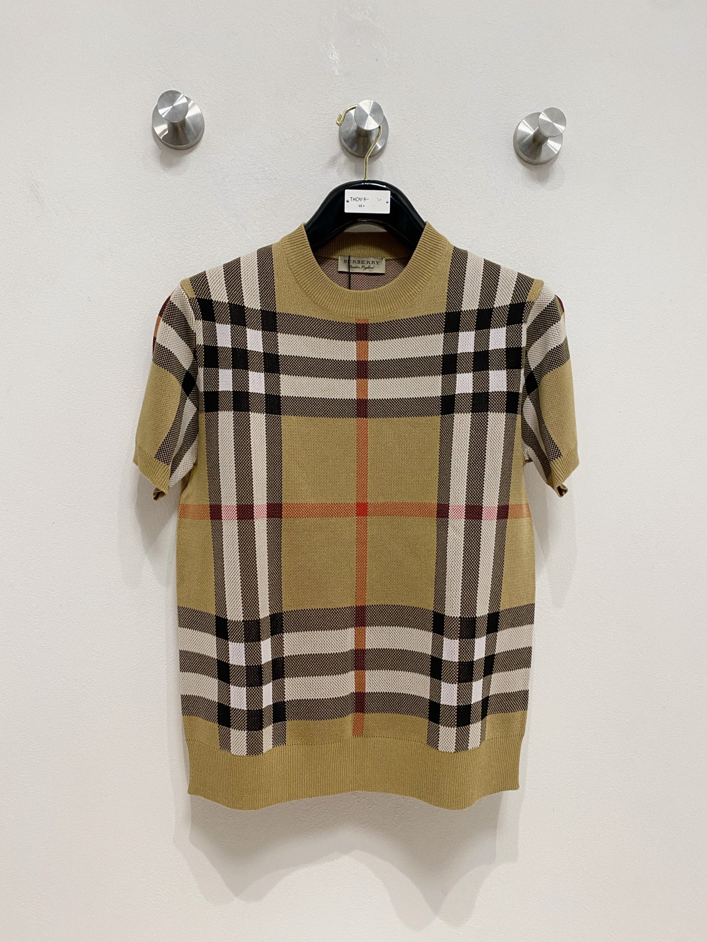 NO:496767,Burberry's new autumn and winter style top round neck knitted short-sleeved T-shirt for men, the latest design elements for the brand!  Neither monotonous nor complicated, it shows taste just right!  Customized Yilite's top original exclusive fabrics!  Breathable, comfortable and breathable, the unique high-end fabric presents a simple and elegant temperament!  The matching design is extremely charming with the brand’s unique style!  Standard cut design!  Every detail is a synchronized with high-end fashion. Size: M-3XL 8585, burberry, T-shirt, tees, t-shirt, alexander wang19860909巴宝莉 秋冬新款男士顶级圆领针织短袖T恤,品牌最新设计元素！既不单调也不复杂,恰到好处的展现品味！客供定制伊力特顶级原版专属面料！透气舒适透气根本不在话下,面料独具的高奢感呈现简约优雅气质！搭配设计极具品牌独特风格魅力！标准裁剪设计！每一处细节都是与高端时尚同步的体现.尺码:M-3XL 8585,,burberry,T-shirt,tees，t-shirt,alexander wang,Men's clothing