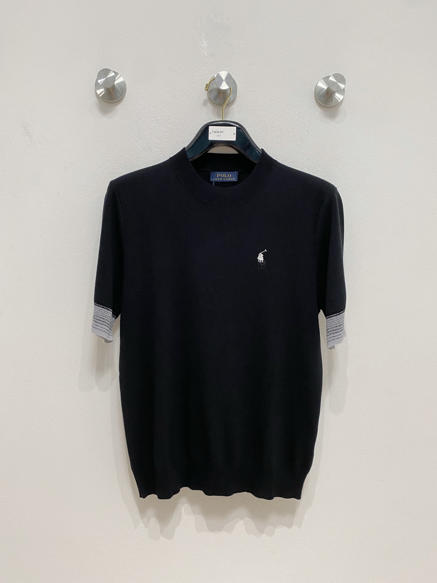 NO:496753,Ruff Lauren's new autumn and winter style for men's top round neck knitted short-sleeved T-shirt, the latest brand design elements!  Neither monotonous nor complicated, it shows taste just right!  Customized Yilite's top original exclusive fabrics!  Breathable, comfortable and breathable, the unique high-end fabric presents a simple and elegant temperament!  The matching design is extremely charming with the brand’s unique style!  Standard cut design!  Every detail is a synchronized with high-end fashion. Size: M-3XL 8585, T-shirt,tees, t-shirt,alexander wang19860909拉夫劳伦 秋冬新款男士顶级圆领针织短袖T恤,品牌最新设计元素！既不单调也不复杂,恰到好处的展现品味！客供定制伊力特顶级原版专属面料！透气舒适透气根本不在话下,面料独具的高奢感呈现简约优雅气质！搭配设计极具品牌独特风格魅力！标准裁剪设计！每一处细节都是与高端时尚同步的体现.尺码:M-3XL 8585,,T-shirt,tees，t-shirt,alexander wang,Men's clothing