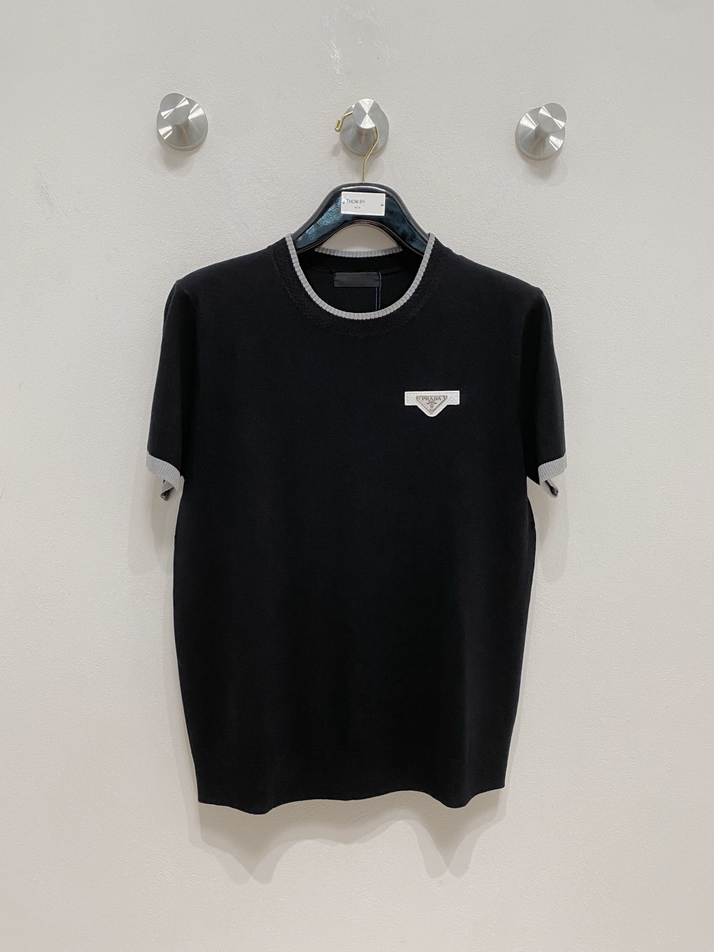 NO:496705,Prada's new autumn and winter style top round neck knitted short-sleeved T-shirt for men, the latest design elements for the brand!  Neither monotonous nor complicated, it shows taste just right!  Customized Yilite's top original exclusive fabrics!  Breathable, comfortable and breathable, the unique high-end fabric presents a simple and elegant temperament!  The matching design is extremely charming with the brand’s unique style!  Standard cut design!  Every detail is a synchronized with high-end fashion. Size: M-3XL 8585, prada, T-shirt, tees, t-shirt, alexander wang19860909普拉达 秋冬新款男士顶级圆领针织短袖T恤,品牌最新设计元素！既不单调也不复杂,恰到好处的展现品味！客供定制伊力特顶级原版专属面料！透气舒适透气根本不在话下,面料独具的高奢感呈现简约优雅气质！搭配设计极具品牌独特风格魅力！标准裁剪设计！每一处细节都是与高端时尚同步的体现.尺码:M-3XL 8585,,prada,T-shirt,tees，t-shirt,alexander wang,Men's clothing