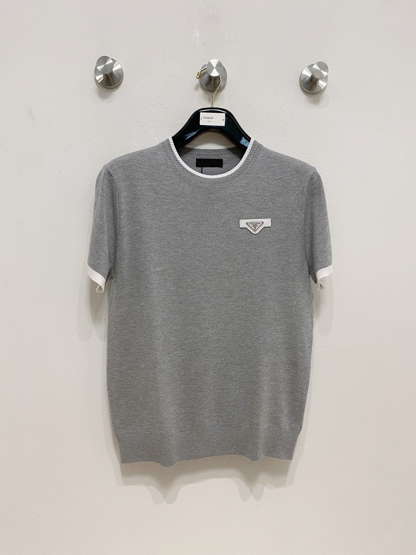 NO:496711,Prada's new autumn and winter style top round neck knitted short-sleeved T-shirt for men, the latest brand design elements!  Neither monotonous nor complicated, it shows taste just right!  Customized Yilite's top original exclusive fabrics!  Breathable, comfortable and breathable, the unique high-end fabric presents a simple and elegant temperament!  The matching design is extremely charming with the brand’s unique style!  Standard cut design!  Every detail is a synchronized with high-end fashion. Size: M-3XL 8585, prada, T-shirt, tees, t-shirt, alexander wang19860909普拉达秋冬新款男士顶级圆领针织短袖T恤,品牌最新设计元素！既不单调也不复杂,恰到好处的展现品味！客供定制伊力特顶级原版专属面料！透气舒适透气根本不在话下,面料独具的高奢感呈现简约优雅气质！搭配设计极具品牌独特风格魅力！标准裁剪设计！每一处细节都是与高端时尚同步的体现.尺码:M-3XL 8585,,prada,T-shirt,tees，t-shirt,alexander wang,Men's clothing