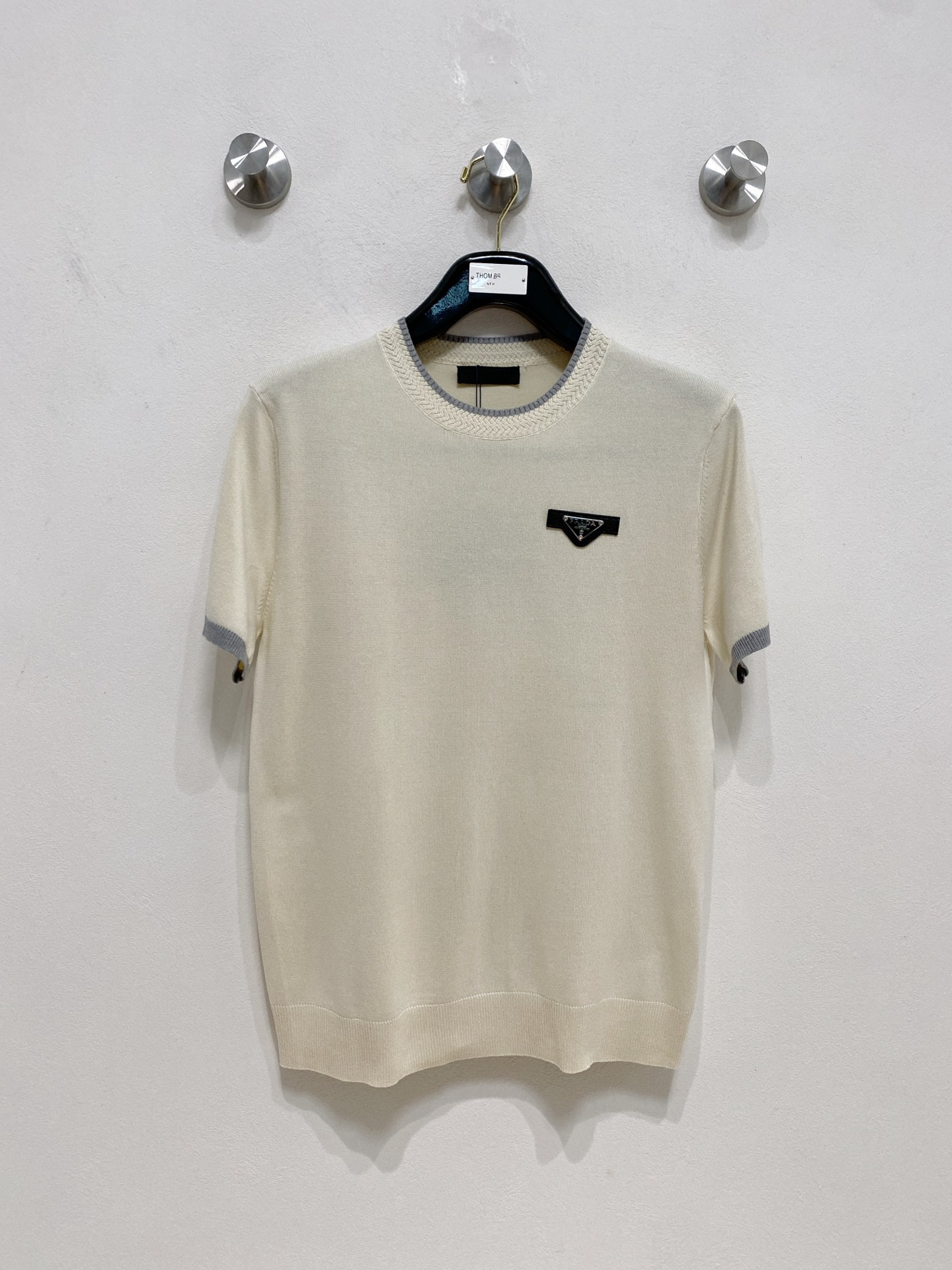 NO:496717,Prada's new autumn and winter style top round neck knitted short-sleeved T-shirt for men, the latest design elements for the brand!  Neither monotonous nor complicated, it shows taste just right!  Customized Yilite's top original exclusive fabrics!  Breathable, comfortable and breathable, the unique high-end fabric presents a simple and elegant temperament!  The matching design is extremely charming with the brand’s unique style!  Standard cut design!  Every detail is a synchronized with high-end fashion. Size: M-3XL 8585, prada, T-shirt, tees, t-shirt, alexander wang19860909普拉达 秋冬新款男士顶级圆领针织短袖T恤,品牌最新设计元素！既不单调也不复杂,恰到好处的展现品味！客供定制伊力特顶级原版专属面料！透气舒适透气根本不在话下,面料独具的高奢感呈现简约优雅气质！搭配设计极具品牌独特风格魅力！标准裁剪设计！每一处细节都是与高端时尚同步的体现.尺码:M-3XL 8585,,prada,T-shirt,tees，t-shirt,alexander wang,Men's clothing