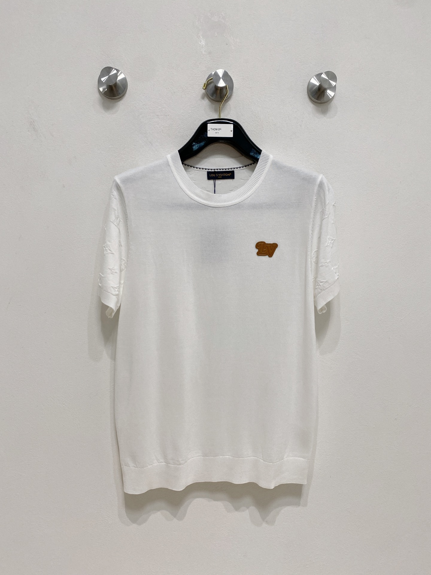 NO:496730,LV autumn and winter new men's top round neck knitted short-sleeved T-shirt, the latest brand design elements!  Neither monotonous nor complicated, it shows taste just right!  Customized Yilite's top original exclusive fabrics!  Breathable, comfortable and breathable, the unique high-end fabric presents a simple and elegant temperament!  The matching design is extremely charming with the brand’s unique style!  Standard cut design!  Every detail is a synchronized with high-end fashion. Size: M-3XL 8585, louis vuitton, T-shirt, tees, t-shirt, alexander wang19860909LV 秋冬新款男士顶级圆领针织短袖T恤,品牌最新设计元素！既不单调也不复杂,恰到好处的展现品味！客供定制伊力特顶级原版专属面料！透气舒适透气根本不在话下,面料独具的高奢感呈现简约优雅气质！搭配设计极具品牌独特风格魅力！标准裁剪设计！每一处细节都是与高端时尚同步的体现.尺码:M-3XL 8585,,louis vuitton,T-shirt,tees，t-shirt,alexander wang,Men's clothing