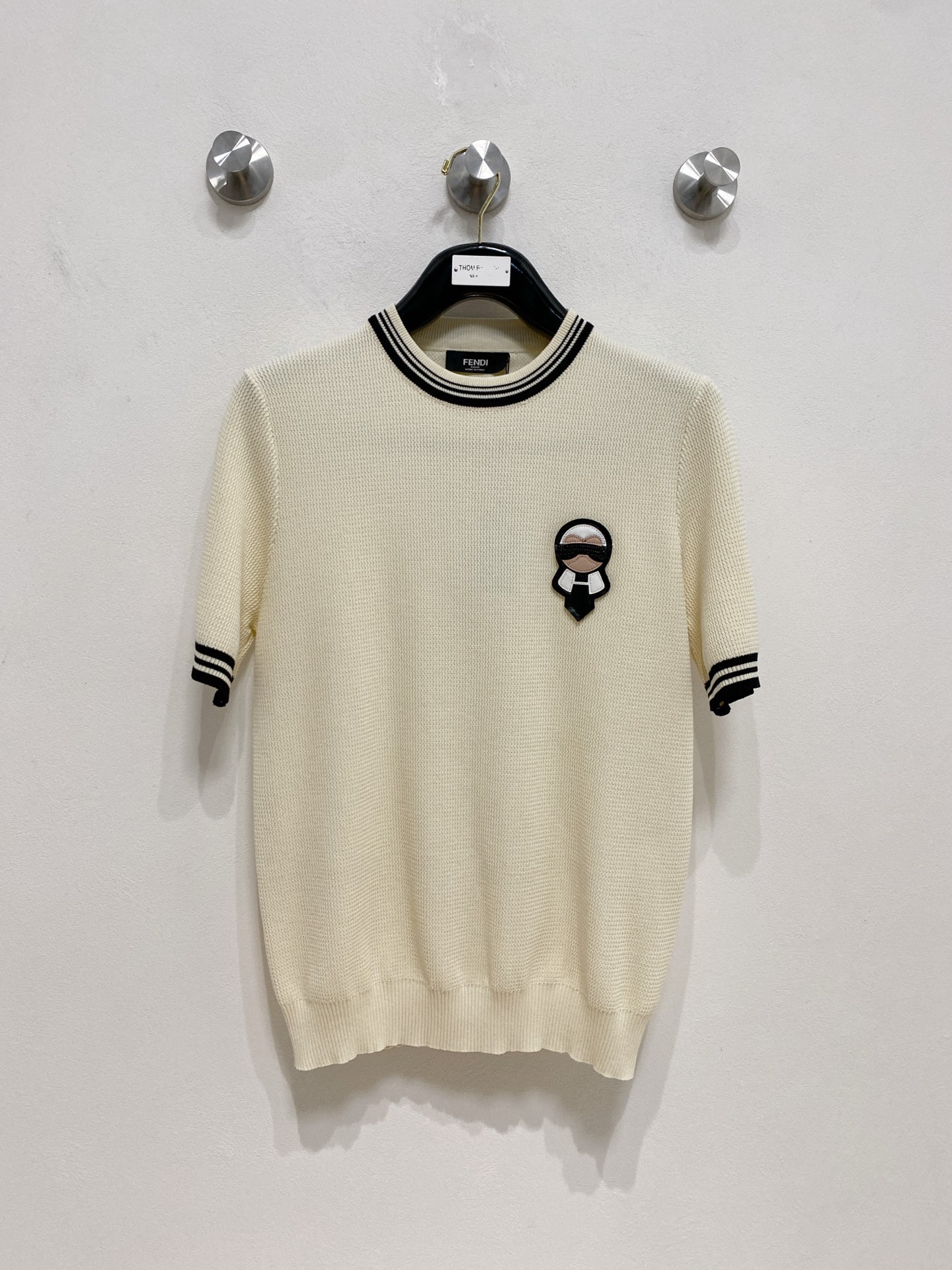 NO:496742,Fendi's new autumn and winter style for men's top round neck knitted short-sleeved T-shirt, the latest brand design elements!  Neither monotonous nor complicated, it shows taste just right!  Customized Yilite's top original exclusive fabrics!  Breathable, comfortable and breathable, the unique high-end fabric presents a simple and elegant temperament!  The matching design is extremely charming with the brand’s unique style!  Standard cut design!  Every detail is a synchronized with high-end fashion. Size: M-3XL 8585, fendi, T-shirt, tees, t-shirt, alexander wang19860909芬迪 秋冬新款男士顶级圆领针织短袖T恤,品牌最新设计元素！既不单调也不复杂,恰到好处的展现品味！客供定制伊力特顶级原版专属面料！透气舒适透气根本不在话下,面料独具的高奢感呈现简约优雅气质！搭配设计极具品牌独特风格魅力！标准裁剪设计！每一处细节都是与高端时尚同步的体现.尺码:M-3XL 8585,,fendi,T-shirt,tees，t-shirt,alexander wang,Men's clothing