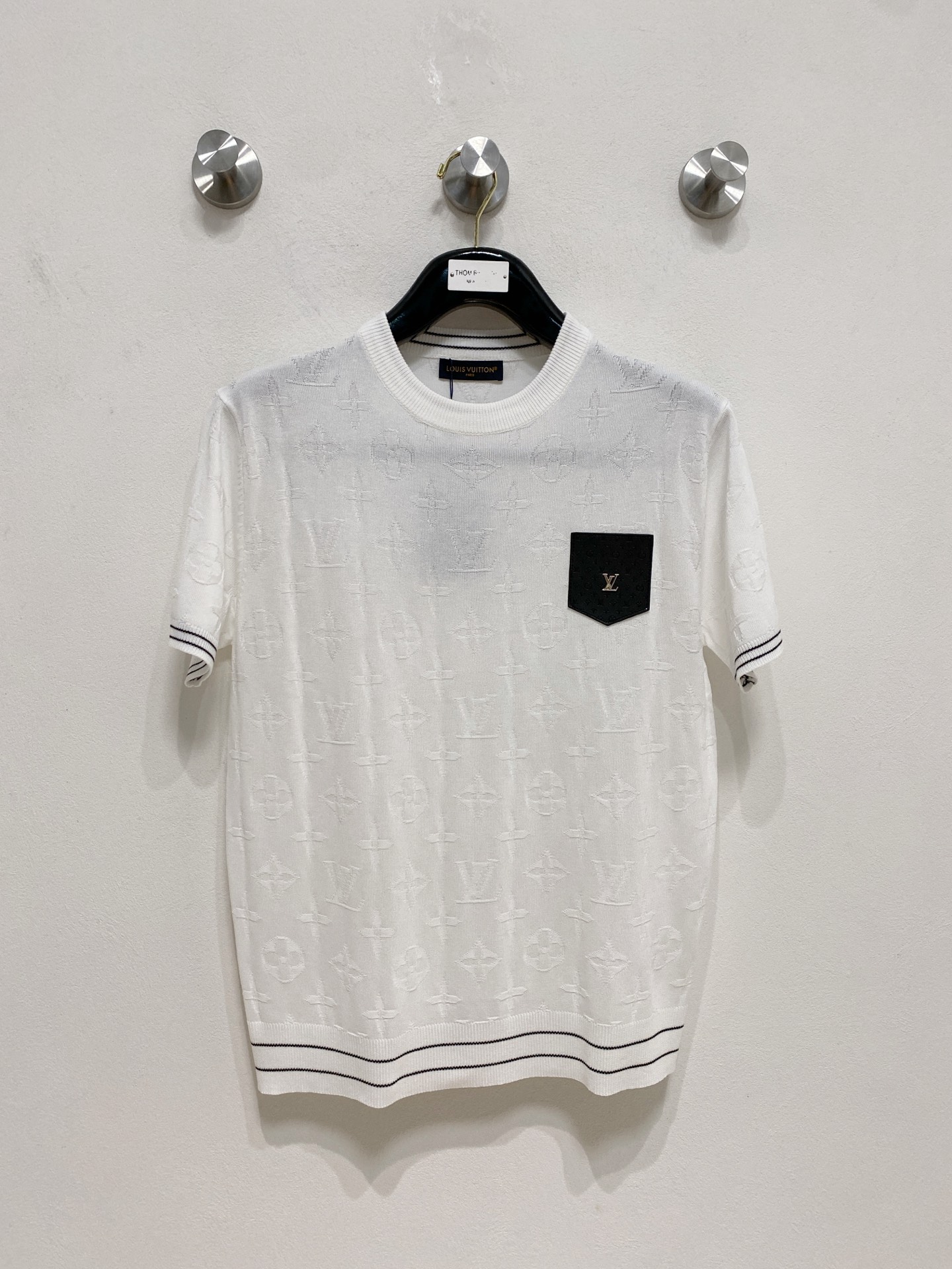 NO:496748,LV autumn and winter new men's top round neck knitted short-sleeved T-shirt, the latest brand design elements!  Neither monotonous nor complicated, it shows taste just right!  Customized Yilite's top original exclusive fabrics!  Breathable, comfortable and breathable, the unique high-end fabric presents a simple and elegant temperament!  The matching design is extremely charming with the brand’s unique style!  Standard cut design!  Every detail is a synchronized with high-end fashion. Size: M-3XL 8585, louis vuitton, T-shirt, tees, t-shirt, alexander wang19860909LV 秋冬新款男士顶级圆领针织短袖T恤,品牌最新设计元素！既不单调也不复杂,恰到好处的展现品味！客供定制伊力特顶级原版专属面料！透气舒适透气根本不在话下,面料独具的高奢感呈现简约优雅气质！搭配设计极具品牌独特风格魅力！标准裁剪设计！每一处细节都是与高端时尚同步的体现.尺码:M-3XL 8585,,louis vuitton,T-shirt,tees，t-shirt,alexander wang,Men's clothing