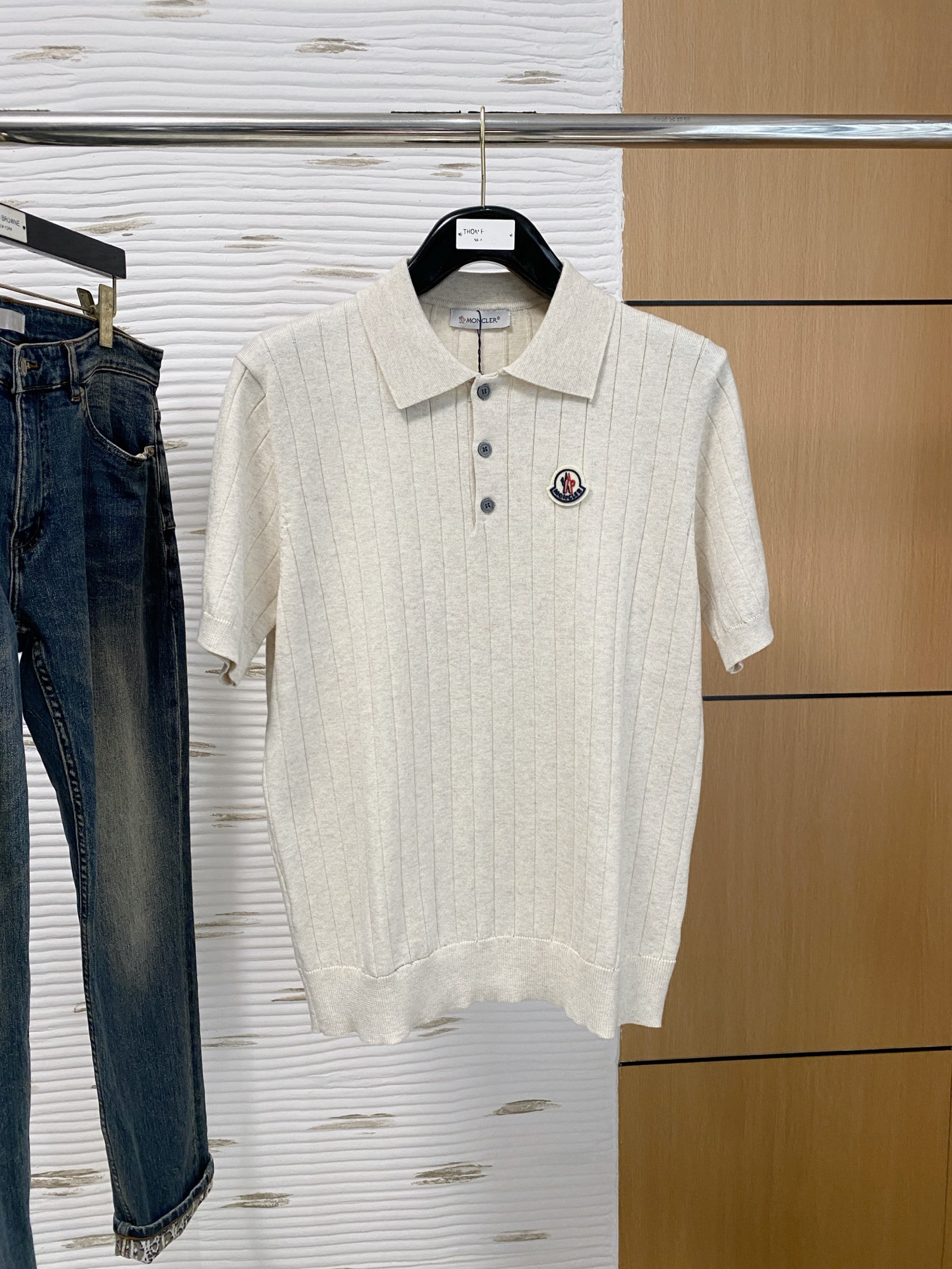 NO:510537,The new 2025 autumn and winter Autumn and Winter men's top lapel knitted short-sleeved T-shirt, the latest brand design elements!  Neither monotonous nor complicated, it shows taste just right!  Customized Yilite's top original exclusive fabrics!  Breathable, comfortable and breathable, the unique high-end fabric presents a simple and elegant temperament!  The matching design is extremely charming with the brand’s unique style!  Standard cut design!  Every detail is a synchronized with high-end fashion. Size: M-3XL 8585, Moncler, T-shirt, tees, t-shirt, alexander wang19860909蒙口 2025秋冬新款男士顶级翻领针织短袖T恤,品牌最新设计元素！既不单调也不复杂,恰到好处的展现品味！客供定制伊力特顶级原版专属面料！透气舒适透气根本不在话下,面料独具的高奢感呈现简约优雅气质！搭配设计极具品牌独特风格魅力！标准裁剪设计！每一处细节都是与高端时尚同步的体现.尺码:M-3XL 8585,,Moncler,T-shirt,tees，t-shirt,alexander wang,Men's clothing