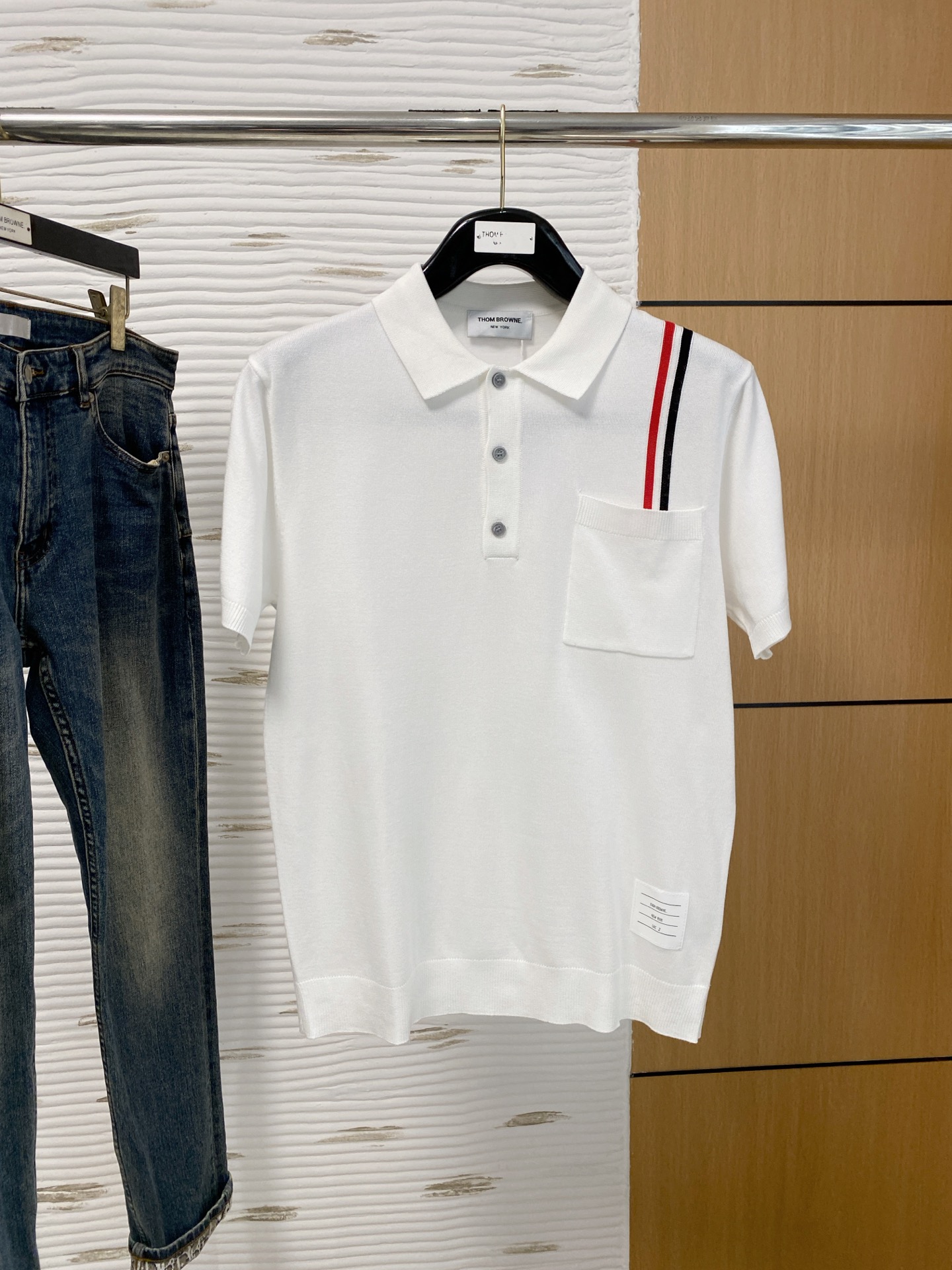 NO:510535,TB 2025 autumn and winter new men's top lapel knitted short-sleeved T-shirt, the latest brand design elements!  Neither monotonous nor complicated, it shows taste just right!  Customized Yilite's top original exclusive fabrics!  Breathable, comfortable and breathable, the unique high-end fabric presents a simple and elegant temperament!  The matching design is extremely charming with the brand’s unique style!  Standard cut design!  Every detail is a synchronized with high-end fashion. Size: M-3XL 8585, T-shirt,tees, t-shirt,alexander wang19860909TB 2025秋冬新款男士顶级翻领针织短袖T恤,品牌最新设计元素！既不单调也不复杂,恰到好处的展现品味！客供定制伊力特顶级原版专属面料！透气舒适透气根本不在话下,面料独具的高奢感呈现简约优雅气质！搭配设计极具品牌独特风格魅力！标准裁剪设计！每一处细节都是与高端时尚同步的体现.尺码:M-3XL 8585,,T-shirt,tees，t-shirt,alexander wang,Men's clothing