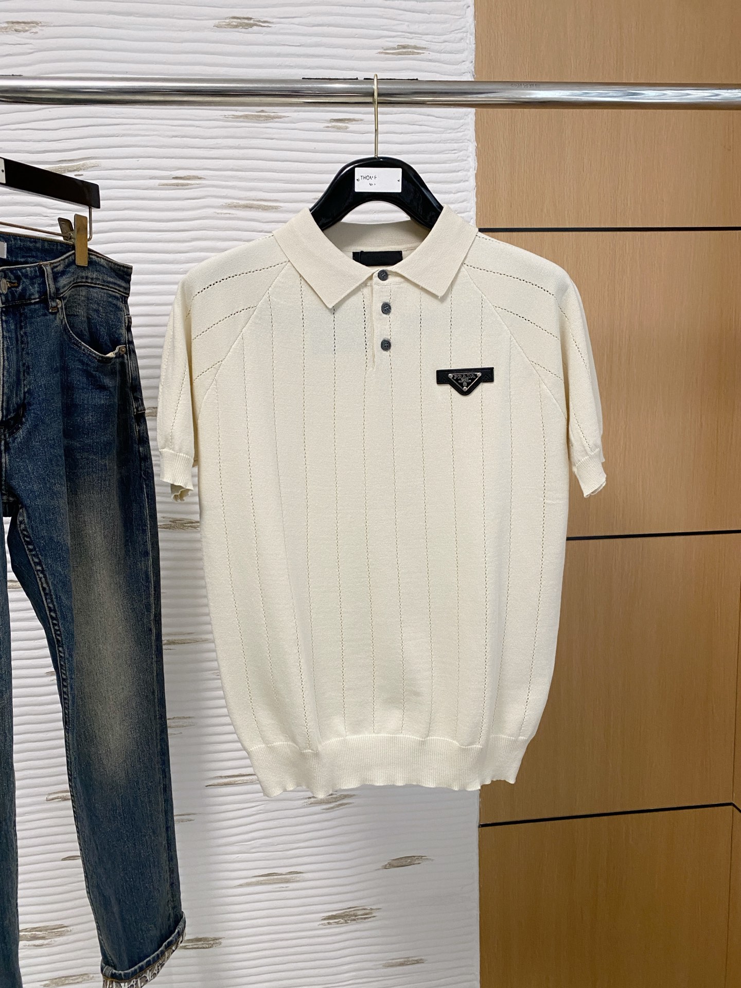 NO:510539,Prada 2025 autumn and winter new men's top lapel knitted short-sleeved T-shirt, the latest brand design elements!  Neither monotonous nor complicated, it shows taste just right!  Customized Yilite's top original exclusive fabrics!  Breathable, comfortable and breathable, the unique high-end fabric presents a simple and elegant temperament!  The matching design is extremely charming with the brand’s unique style!  Standard cut design!  Every detail is a synchronized with high-end fashion. Size: M-3XL 8585, prada, T-shirt, tees, t-shirt, alexander wang19860909普拉达 2025秋冬新款男士顶级翻领针织短袖T恤,品牌最新设计元素！既不单调也不复杂,恰到好处的展现品味！客供定制伊力特顶级原版专属面料！透气舒适透气根本不在话下,面料独具的高奢感呈现简约优雅气质！搭配设计极具品牌独特风格魅力！标准裁剪设计！每一处细节都是与高端时尚同步的体现.尺码:M-3XL 8585,,prada,T-shirt,tees，t-shirt,alexander wang,Men's clothing