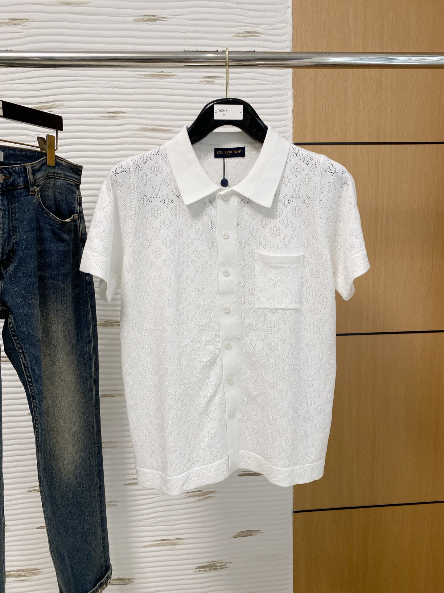 NO:510541,LV 2025 autumn and winter new men's top lapel knitted short-sleeved T-shirt, the latest brand design elements!  Neither monotonous nor complicated, it shows taste just right!  Customized Yilite's top original exclusive fabrics!  Breathable, comfortable and breathable, the unique high-end fabric presents a simple and elegant temperament!  The matching design is extremely charming with the brand’s unique style!  Standard cut design!  Every detail is a synchronized with high-end fashion. Size: M-3XL 8585, louis vuitton, T-shirt, tees, t-shirt, alexander wang19860909LV 2025秋冬新款男士顶级翻领针织短袖T恤,品牌最新设计元素！既不单调也不复杂,恰到好处的展现品味！客供定制伊力特顶级原版专属面料！透气舒适透气根本不在话下,面料独具的高奢感呈现简约优雅气质！搭配设计极具品牌独特风格魅力！标准裁剪设计！每一处细节都是与高端时尚同步的体现.尺码:M-3XL 8585,,louis vuitton,T-shirt,tees，t-shirt,alexander wang,Men's clothing