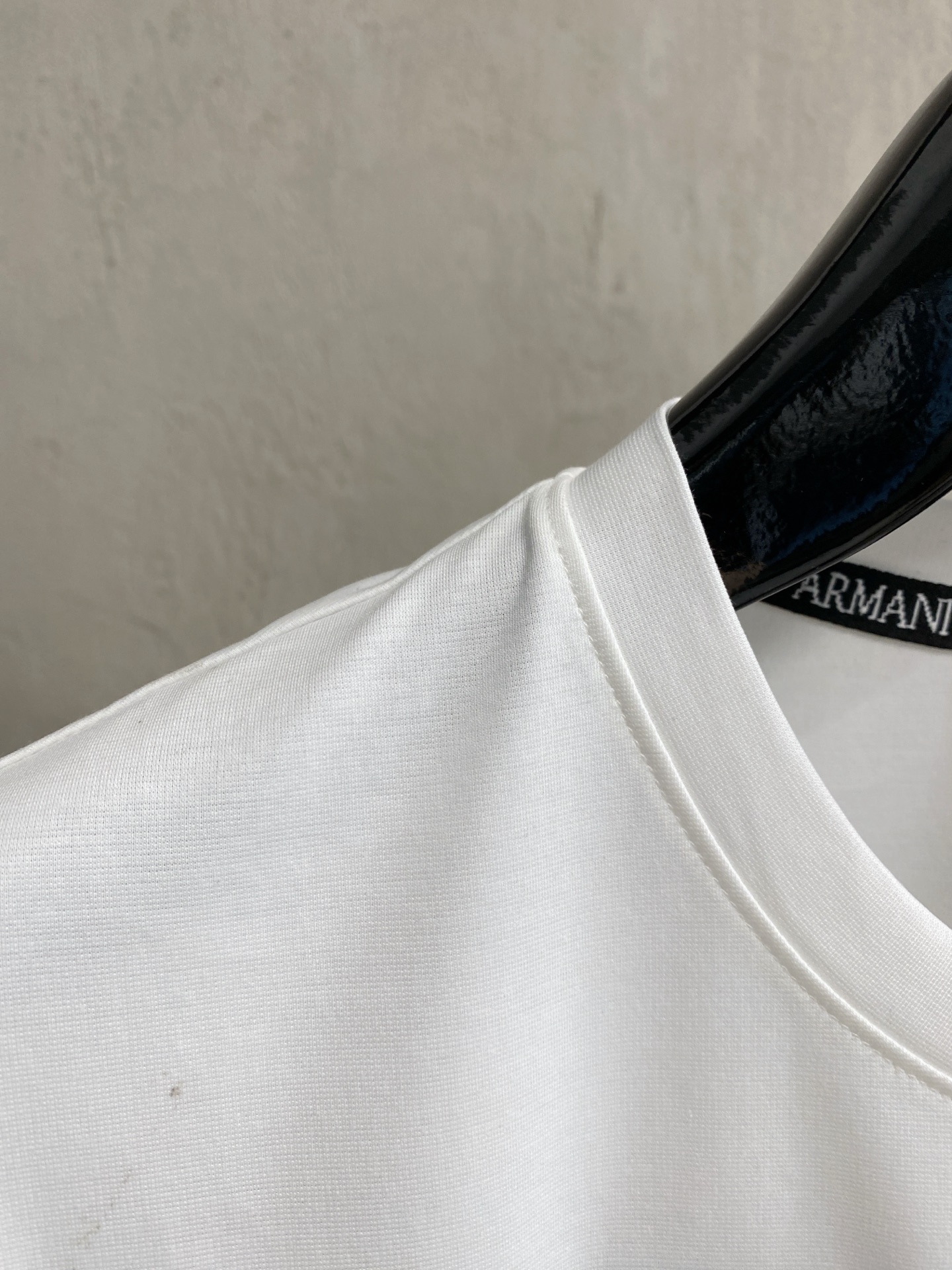 开春新品 阿玛尼 高定面料 玉蚕丝般的丝滑 2025春夏新品上市🍃时尚经典圆领短袖👍🏻时尚单品设计，更加