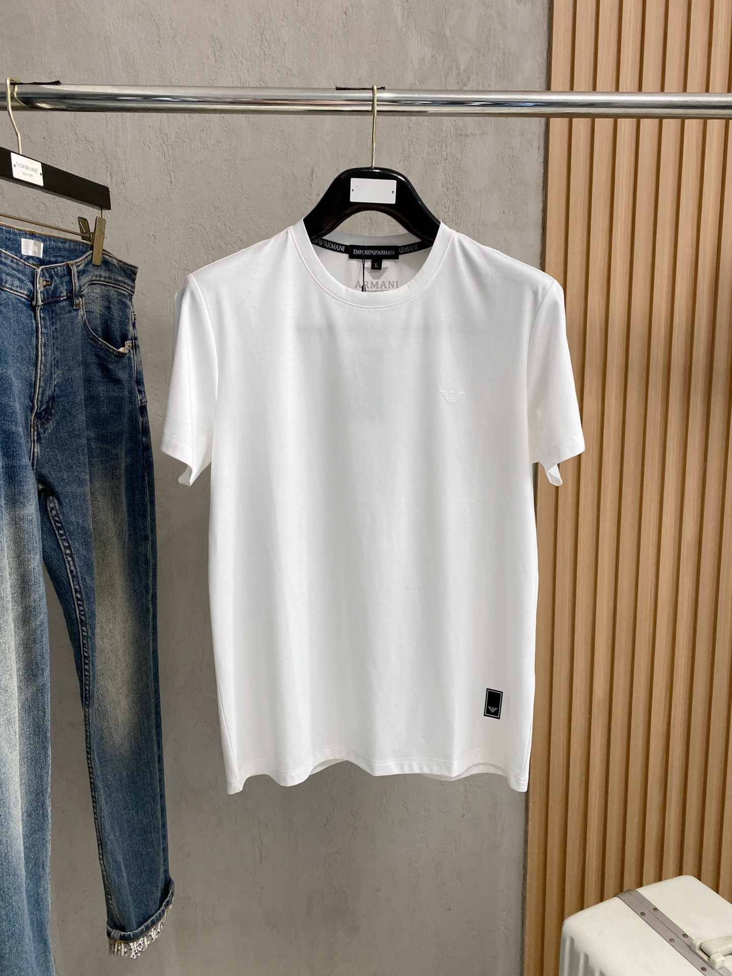 开春新品 阿玛尼 高定面料 玉蚕丝般的丝滑 2025春夏新品上市🍃时尚经典圆领短袖👍🏻时尚单品设计，更加