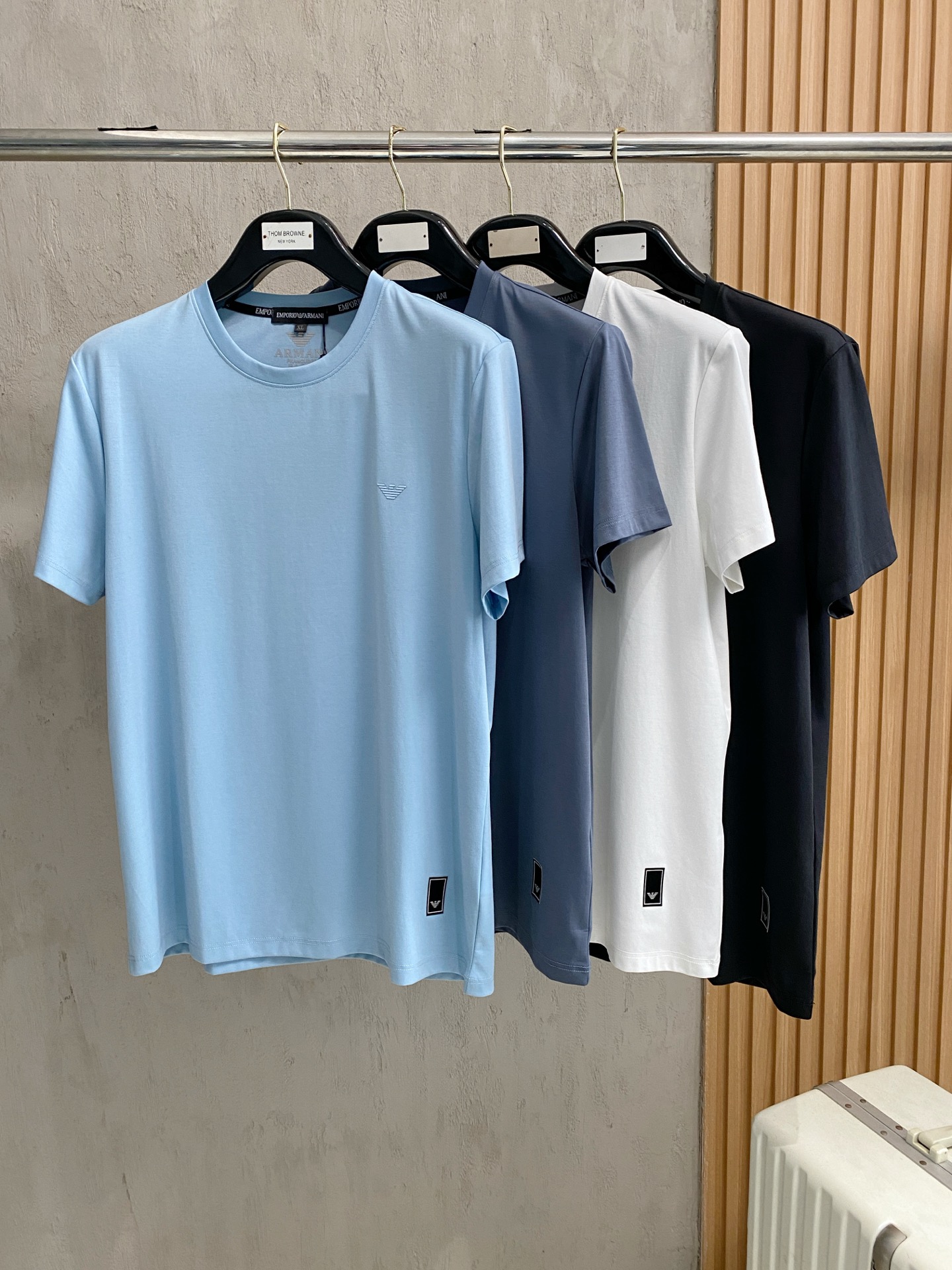 开春新品 阿玛尼 高定面料 玉蚕丝般的丝滑 2025春夏新品上市🍃时尚经典圆领短袖👍🏻时尚单品设计，更加