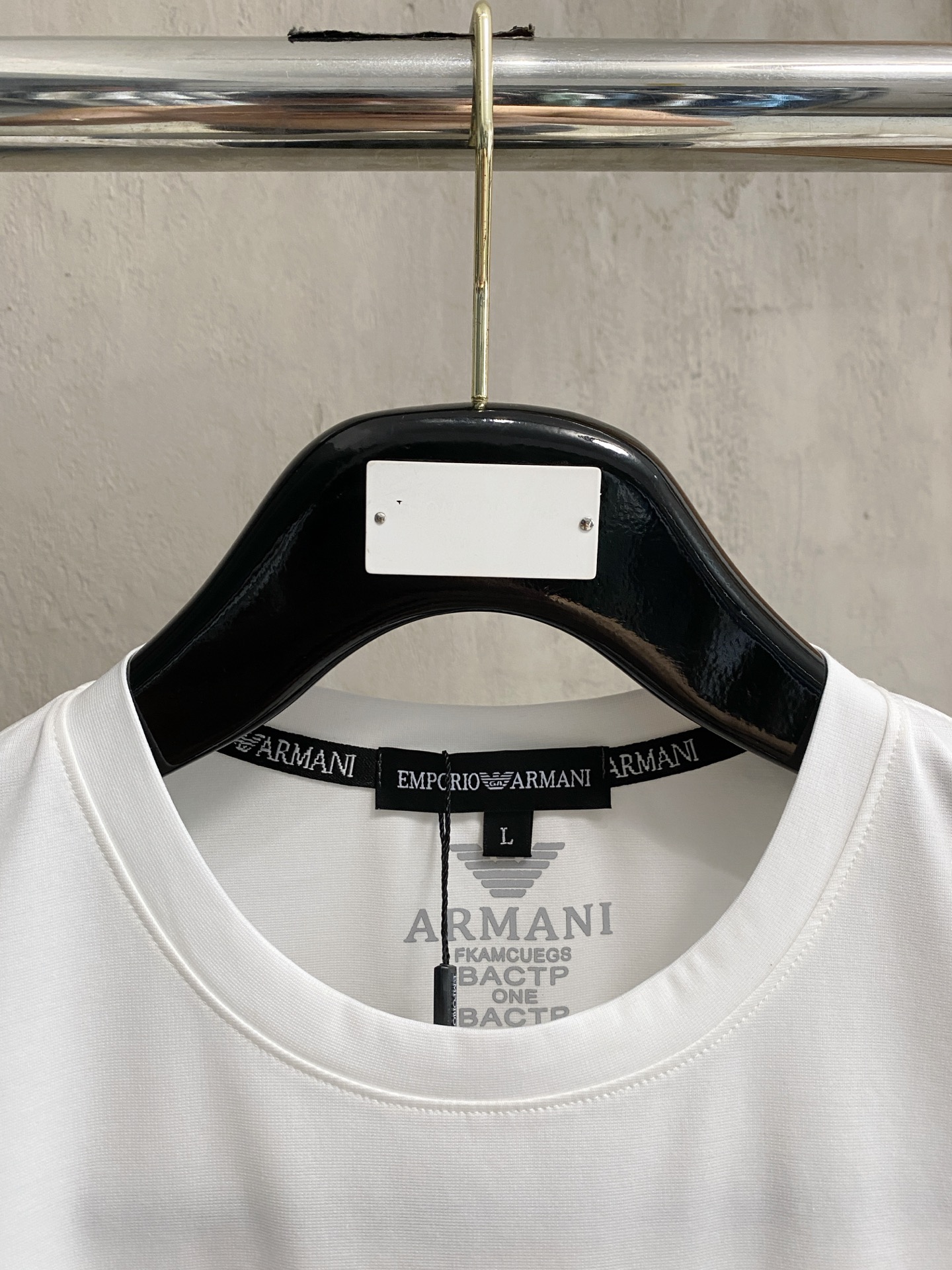 开春新品 阿玛尼 高定面料 玉蚕丝般的丝滑 2025春夏新品上市🍃时尚经典圆领短袖👍🏻时尚单品设计，更加