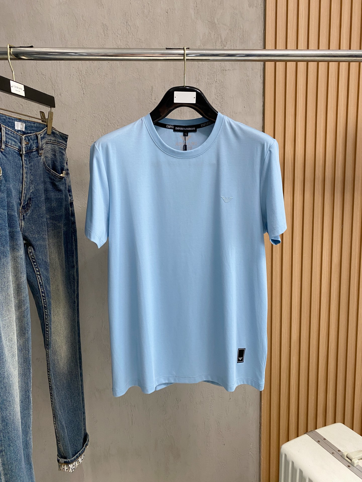 开春新品 阿玛尼 高定面料 玉蚕丝般的丝滑 2025春夏新品上市🍃时尚经典圆领短袖👍🏻时尚单品设计，更加